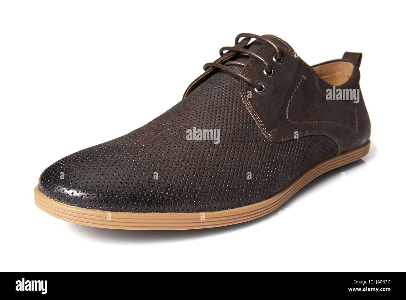 Studio shot di brown mens scarpa su sfondo bianco. Foto Stock