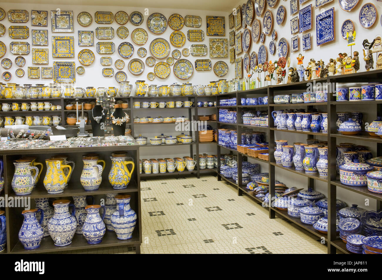 Un negozio di articoli da regalo a Oporto, Portogallo, la vendita di tutti i portoghesi fatta di artigianato e ceramiche Foto Stock Un negozio di articoli da regalo a Oporto, Portogallo, la vendita di tutti i portoghesi fatta di artigianato e ceramiche Foto Stock