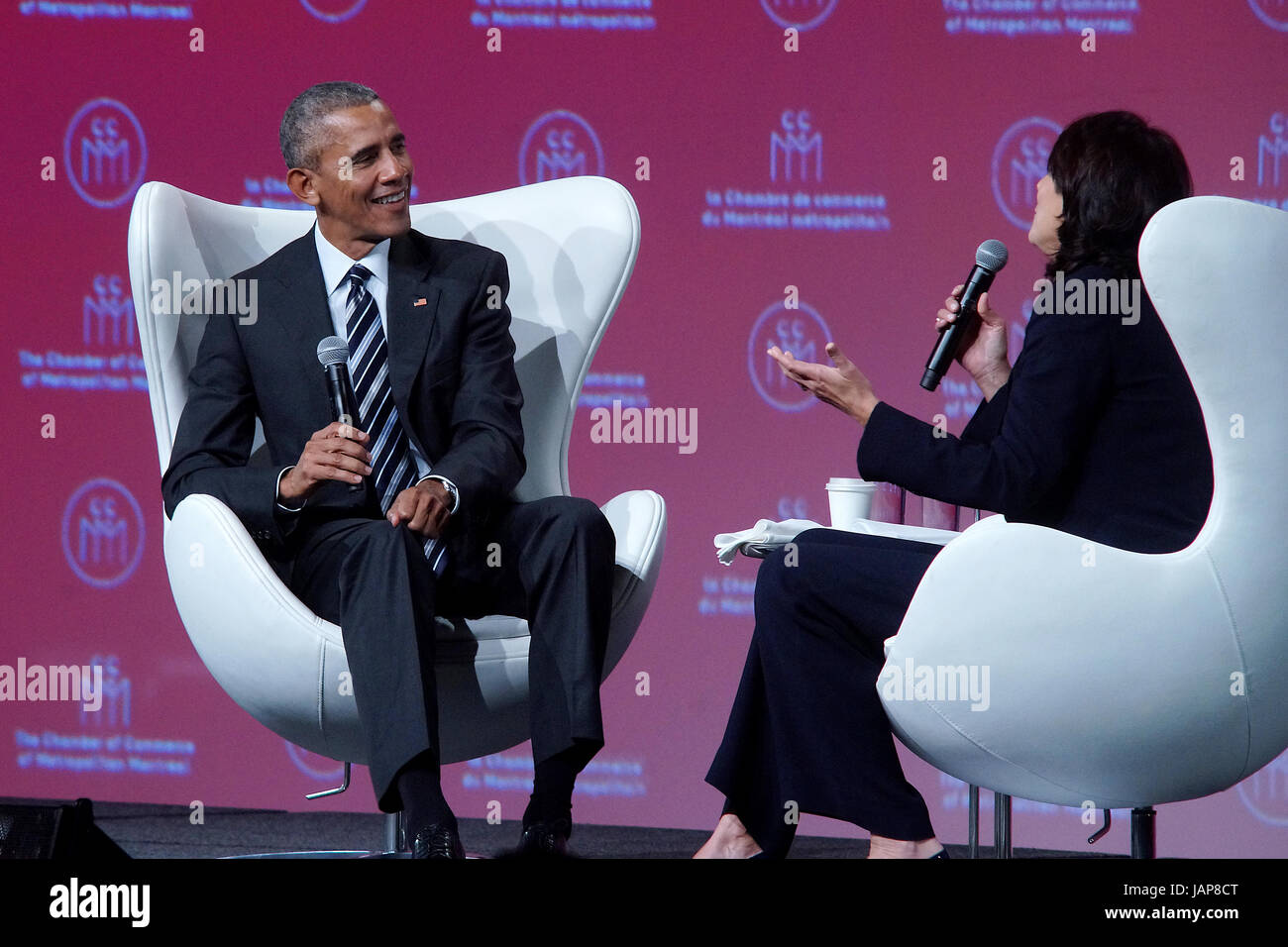 Ex Presidente degli Stati Uniti Barack Obama intervistata dal CEO Gaz Metro Sophie Brouchu a Montreal, Quebec, Canada Foto Stock