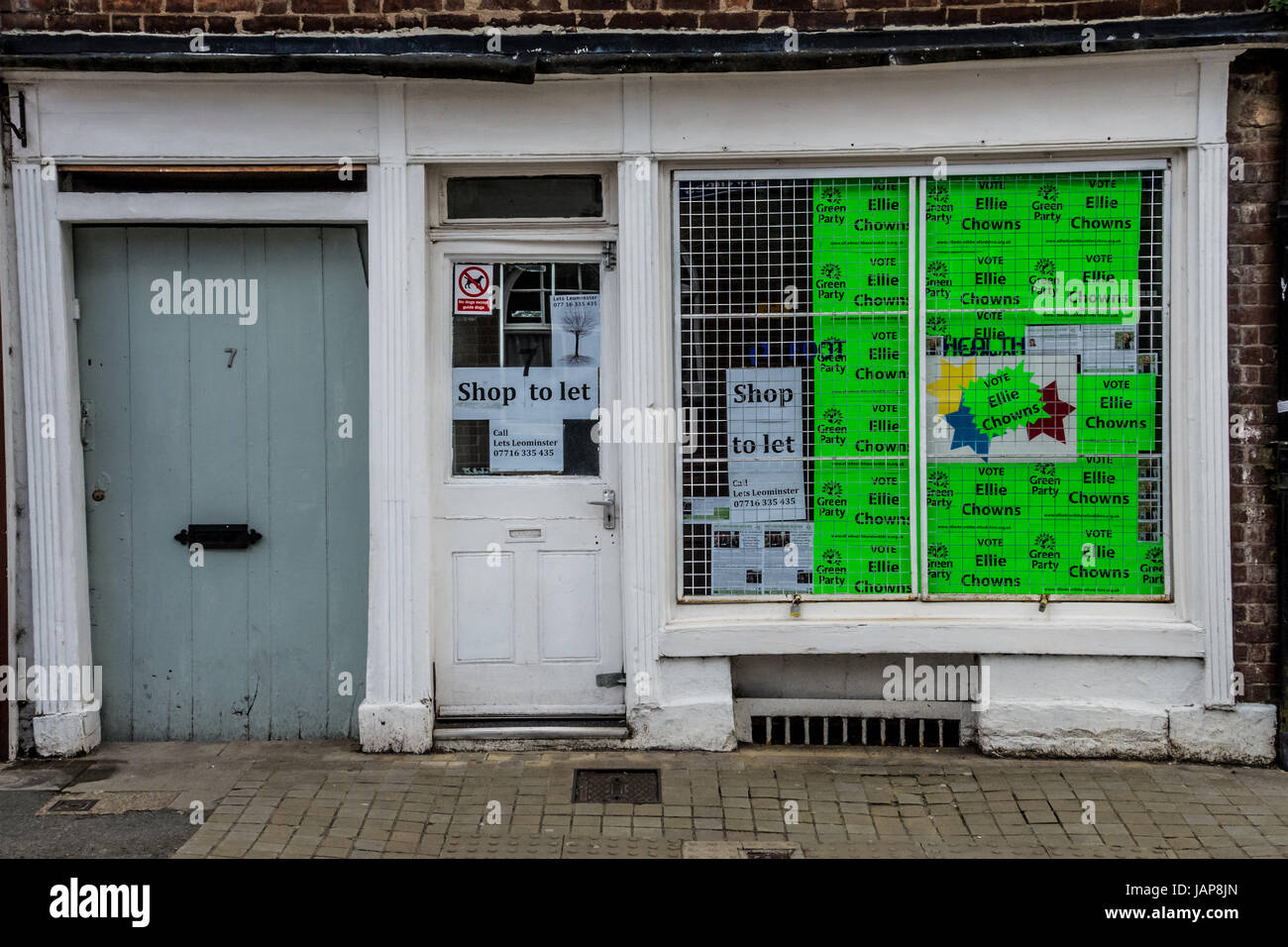 Leominster, Herefordshire. Il 7 giugno 2017. Un vuoto che la vetrina è adornata con i volantini per il Partito dei Verdi candidato Ellie Chowns. Il nord Herefordshire distretto è attualmente un Partito Verde area di detenuti. Credito: Jim legno/Alamy Live News Foto Stock