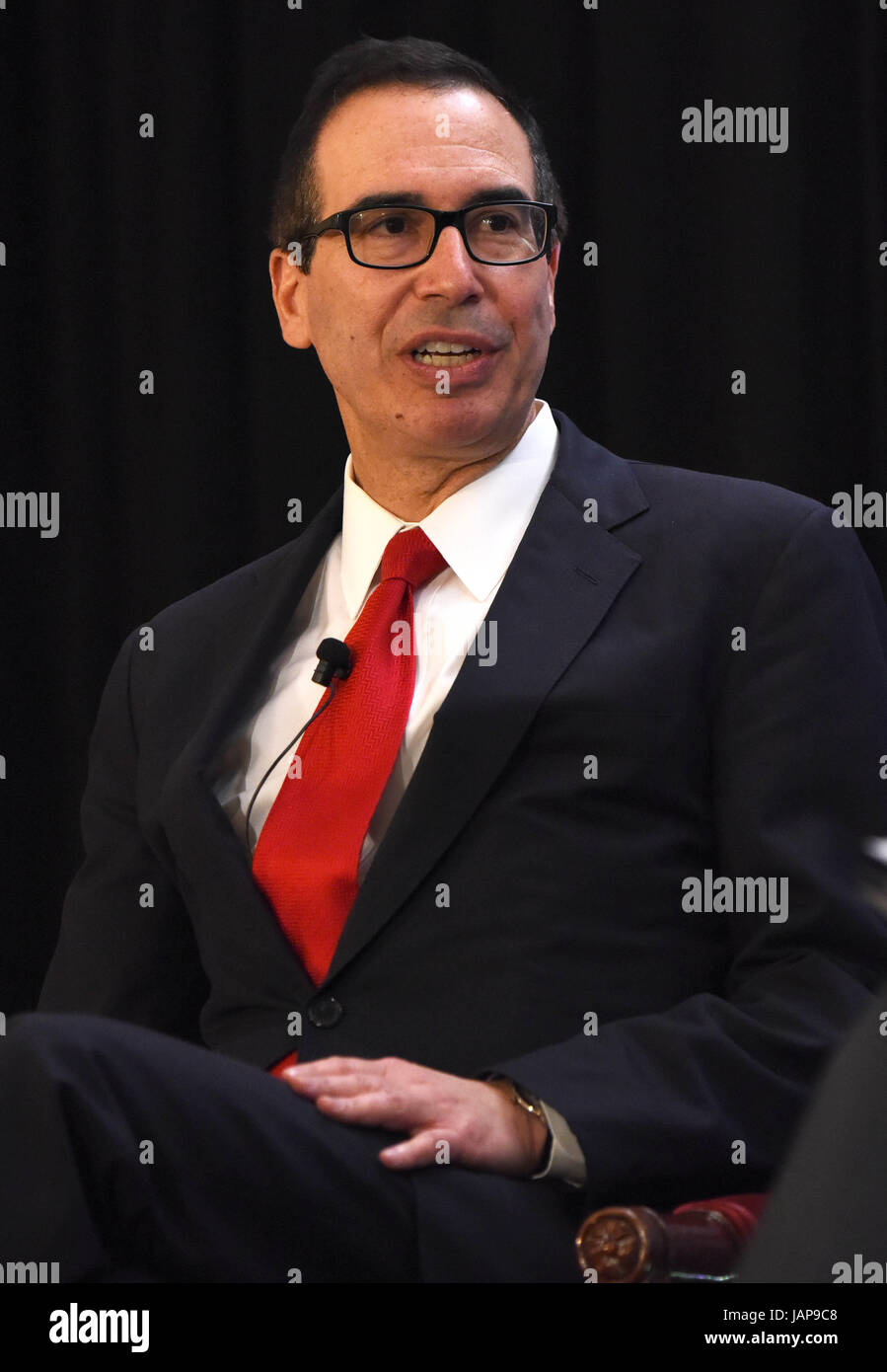 Washington, DC, Stati Uniti d'America. Il 6 giugno, 2017. Stati Uniti Il segretario al Tesoro Steven Mnuchin parla durante un evento in Washington, DC, Stati Uniti, il 6 giugno 2017. Stati Uniti Il segretario al Tesoro Steven Mnuchin ha detto martedì che lui era molto contento con la direzione di Cina e Stati Uniti le relazioni economiche come i due paesi raggiunti i risultati iniziali di un 100-giorno piano per potenziare la cooperazione economica. Credito: Yin Bogu/Xinhua/Alamy Live News Foto Stock