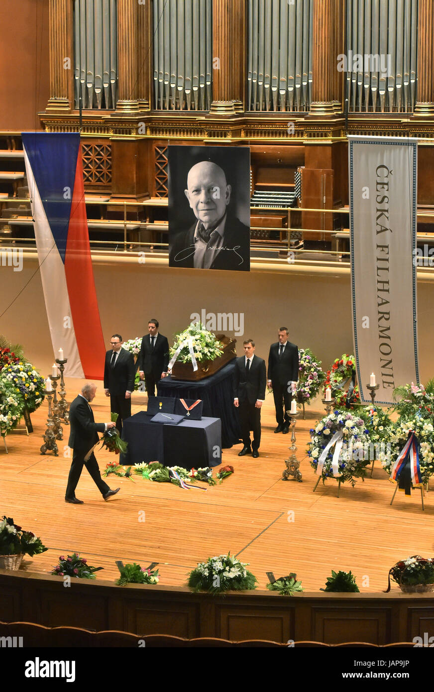 Pubblico lutto cerimonia in memoria della Filarmonica ceca (CF) chief conductor Jiri Belohlavek, morto la settimana scorsa in Rudolfinum, Repubblica Ceca, 7 giugno 2016. (CTK foto/Vit Simanek) Foto Stock