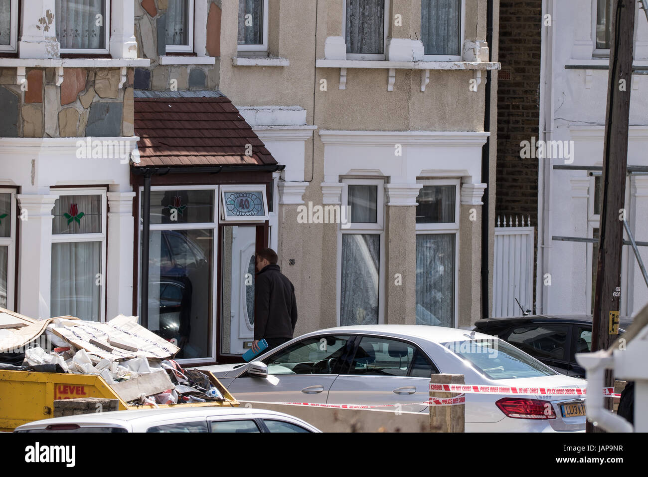 Ilford, East London, Regno Unito. 07Th Giugno, 2017. Mercoledì 07/06/2017 Metropolitan funzionari di polizia da il Counter Terrorism Command e Territorial Support Group hanno perquisito una casa a Ilford East London a circa 01:30h. È inteso dai media locali questo era in collegamento con l'inchiesta in corso nel London Bridge attacco terroristico. È riportato dai media locali che un maschio è stato arrestato il sospetto della Commissione, preparazione o istigazione a commettere gli atti di terrorismo e attualmente è in attesa in una Londra Sud Stazione di polizia. Credito: Hot Shots/Alamy Live News Foto Stock