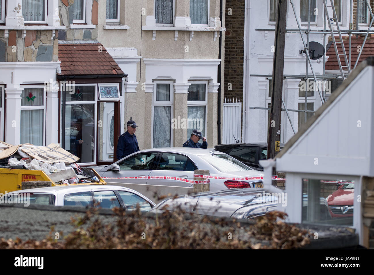 Ilford, East London, Regno Unito. 07Th Giugno, 2017. Mercoledì 07/06/2017 Metropolitan funzionari di polizia da il Counter Terrorism Command e Territorial Support Group hanno perquisito una casa a Ilford East London a circa 01:30h. È inteso dai media locali questo era in collegamento con l'inchiesta in corso nel London Bridge attacco terroristico. È riportato dai media locali che un maschio è stato arrestato il sospetto della Commissione, preparazione o istigazione a commettere gli atti di terrorismo e attualmente è in attesa in una Londra Sud Stazione di polizia. Credito: Hot Shots/Alamy Live News Foto Stock