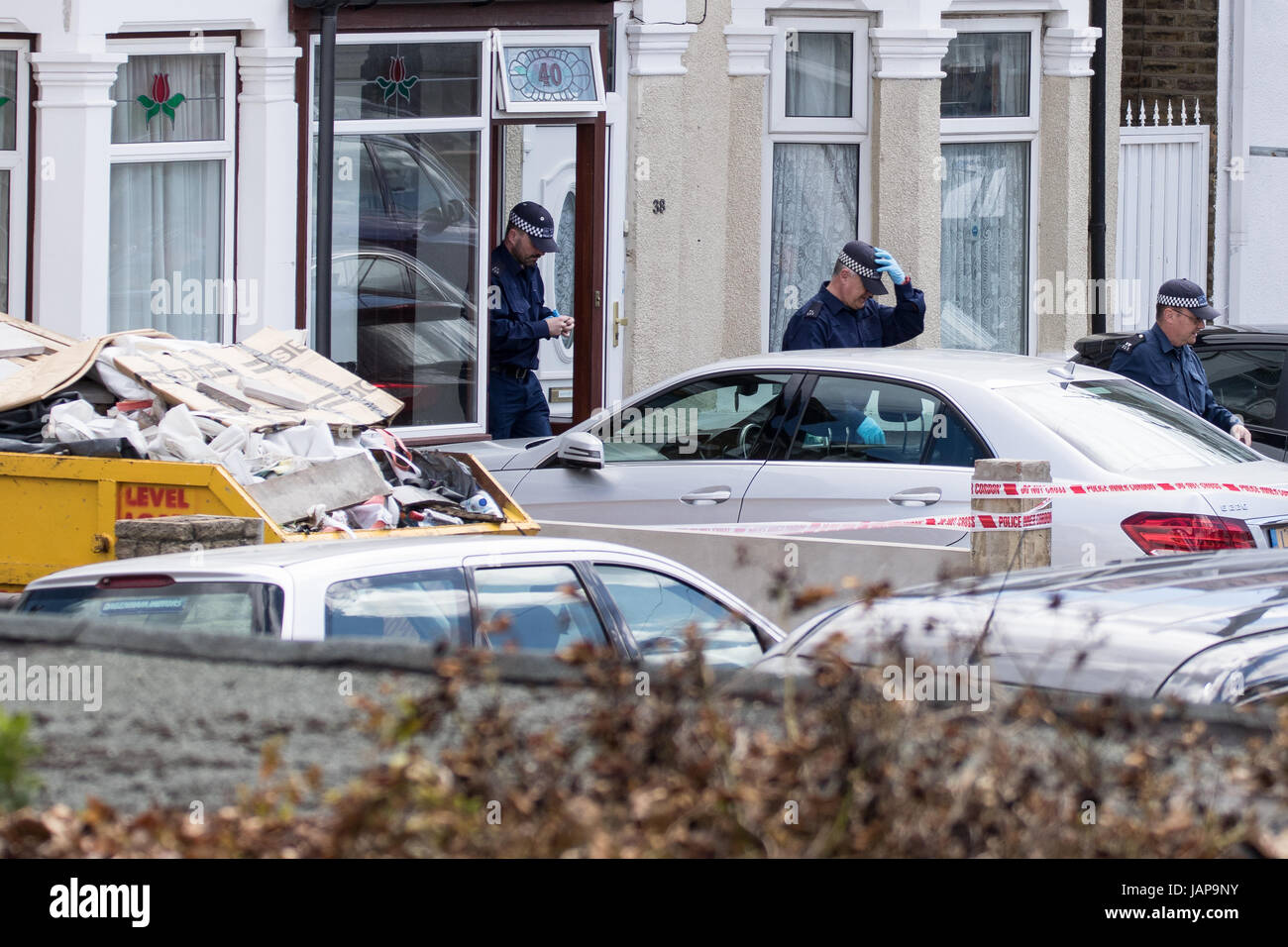 Ilford, East London, Regno Unito. 07Th Giugno, 2017. Mercoledì 07/06/2017 Metropolitan funzionari di polizia da il Counter Terrorism Command e Territorial Support Group hanno perquisito una casa a Ilford East London a circa 01:30h. È inteso dai media locali questo era in collegamento con l'inchiesta in corso nel London Bridge attacco terroristico. È riportato dai media locali che un maschio è stato arrestato il sospetto della Commissione, preparazione o istigazione a commettere gli atti di terrorismo e attualmente è in attesa in una Londra Sud Stazione di polizia. Credito: Hot Shots/Alamy Live News Foto Stock