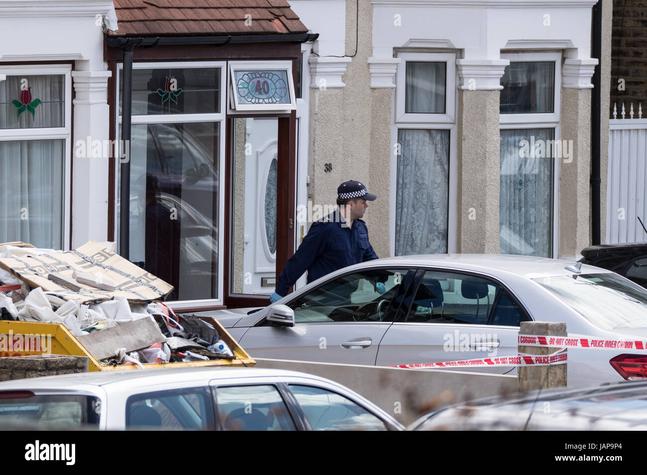 Ilford, East London, Regno Unito. 07Th Giugno, 2017. Mercoledì 07/06/2017 Metropolitan funzionari di polizia da il Counter Terrorism Command e Territorial Support Group hanno perquisito una casa a Ilford East London a circa 01:30h. È inteso dai media locali questo era in collegamento con l'inchiesta in corso nel London Bridge attacco terroristico. È riportato dai media locali che un maschio è stato arrestato il sospetto della Commissione, preparazione o istigazione a commettere gli atti di terrorismo e attualmente è in attesa in una Londra Sud Stazione di polizia. Credito: Hot Shots/Alamy Live News Foto Stock