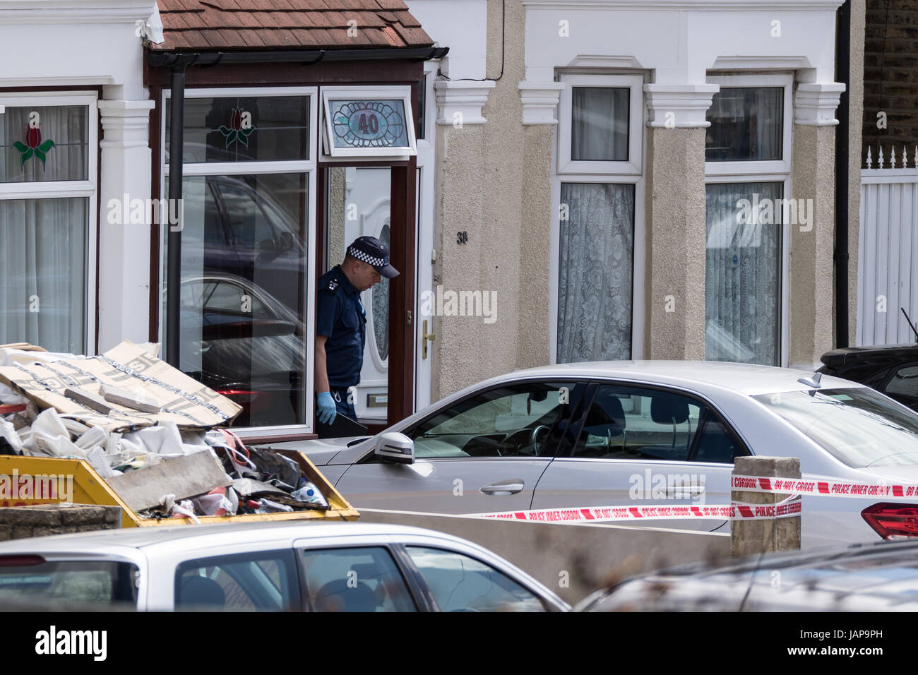 Ilford, East London, Regno Unito. 07Th Giugno, 2017. Mercoledì 07/06/2017 Metropolitan funzionari di polizia da il Counter Terrorism Command e Territorial Support Group hanno perquisito una casa a Ilford East London a circa 01:30h. È inteso dai media locali questo era in collegamento con l'inchiesta in corso nel London Bridge attacco terroristico. È riportato dai media locali che un maschio è stato arrestato il sospetto della Commissione, preparazione o istigazione a commettere gli atti di terrorismo e attualmente è in attesa in una Londra Sud Stazione di polizia. Credito: Hot Shots/Alamy Live News Foto Stock