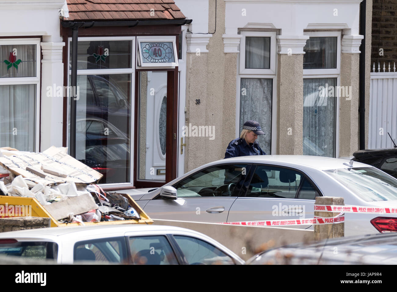 Ilford, East London, Regno Unito. 07Th Giugno, 2017. Mercoledì 07/06/2017 Metropolitan funzionari di polizia da il Counter Terrorism Command e Territorial Support Group hanno perquisito una casa a Ilford East London a circa 01:30h. È inteso dai media locali questo era in collegamento con l'inchiesta in corso nel London Bridge attacco terroristico. È riportato dai media locali che un maschio è stato arrestato il sospetto della Commissione, preparazione o istigazione a commettere gli atti di terrorismo e attualmente è in attesa in una Londra Sud Stazione di polizia. Credito: Hot Shots/Alamy Live News Foto Stock