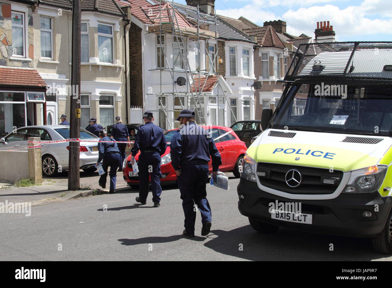 Ilford, East London, Regno Unito. 07Th Giugno, 2017. Mercoledì 07/06/2017 Metropolitan funzionari di polizia da il Counter Terrorism Command e Territorial Support Group hanno perquisito una casa a Ilford East London a circa 01:30h. È inteso dai media locali questo era in collegamento con l'inchiesta in corso nel London Bridge attacco terroristico. È riportato dai media locali che un maschio è stato arrestato il sospetto della Commissione, preparazione o istigazione a commettere gli atti di terrorismo e attualmente è in attesa in una Londra Sud Stazione di polizia. Credito: Hot Shots/Alamy Live News Foto Stock