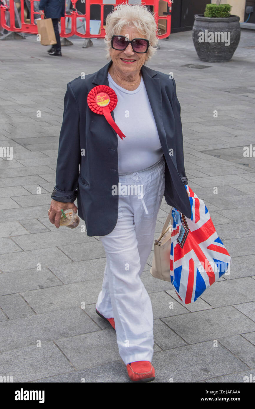 Londra, Regno Unito. 07Th Giugno, 2017. Un felice sostenitore del lavoro, che ha voluto restare anonimo, indossando una Margaret Hodge ha rosetta, teste per il biglietto a metà prezzo ufficio in Leicester Square. Londra 07 Giugno 2017. Credito: Guy Bell/Alamy Live News Foto Stock