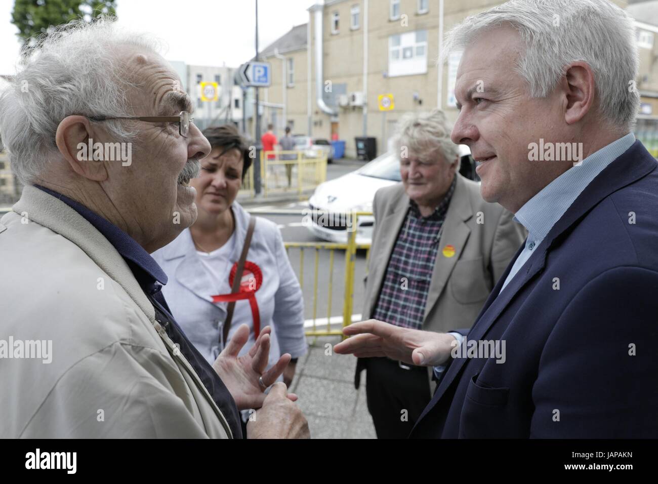 Swansea, Regno Unito. Il 7 giugno, 2017. Elezioni generali 2017. Welsh Assembly primo ministro Carwyn Jones (a destra) è affrontato da un titolare di pensione o di rendita (sinistra) come candidato del lavoro per Gower Tonia Antoniazzi e Tyrone O'Sullivan, OBE, a guardare. Il Welsh trio del lavoro è venuto insieme sul sentiero di campagna a Gorseinon nel marginale circoscrizione di Gower. Swansea, Regno Unito. Credito: Gareth Llewelyn/Alamy Live News Foto Stock