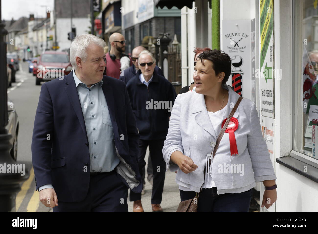 Swansea, Regno Unito. Il 7 giugno, 2017. Elezioni generali 2017. Welsh Assembly primo ministro Carwyn Jones (sinistra) unisce la manodopera candidato per Gower Tonia Antoniazzi sul sentiero di campagna a Gorseinon nel marginale circoscrizione di Gower. Swansea, Regno Unito. Credito: Gareth Llewelyn/Alamy Live News Foto Stock