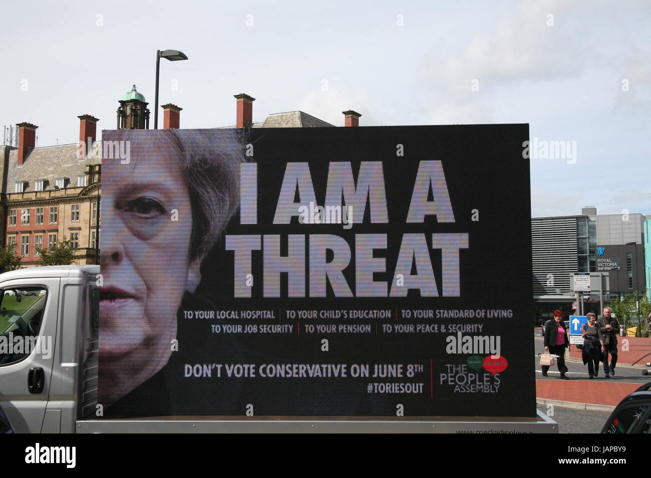 Newcastle upon Tyne, Regno Unito. Il 7 giugno, 2017. Theresa Maggio viene bollato come "minaccia " per ospedali, scuole della pace. La funzione poster il Tory leader il volto accanto le parole: "Io sono una minaccia" al di fuori del Royal Victoria Infirmary Hospital, Newcastle upon Tyne, UK Credit: David Whinham/Alamy Live News Foto Stock