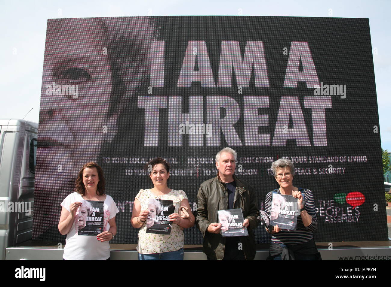 Newcastle upon Tyne, Regno Unito. Il 7 giugno, 2017. Theresa Maggio viene bollato come "minaccia " per ospedali, scuole della pace. La funzione poster il Tory leader il volto accanto le parole: "Io sono una minaccia" al di fuori del Royal Victoria Infirmary Hospital, Newcastle upon Tyne, UK Credit: David Whinham/Alamy Live News Foto Stock