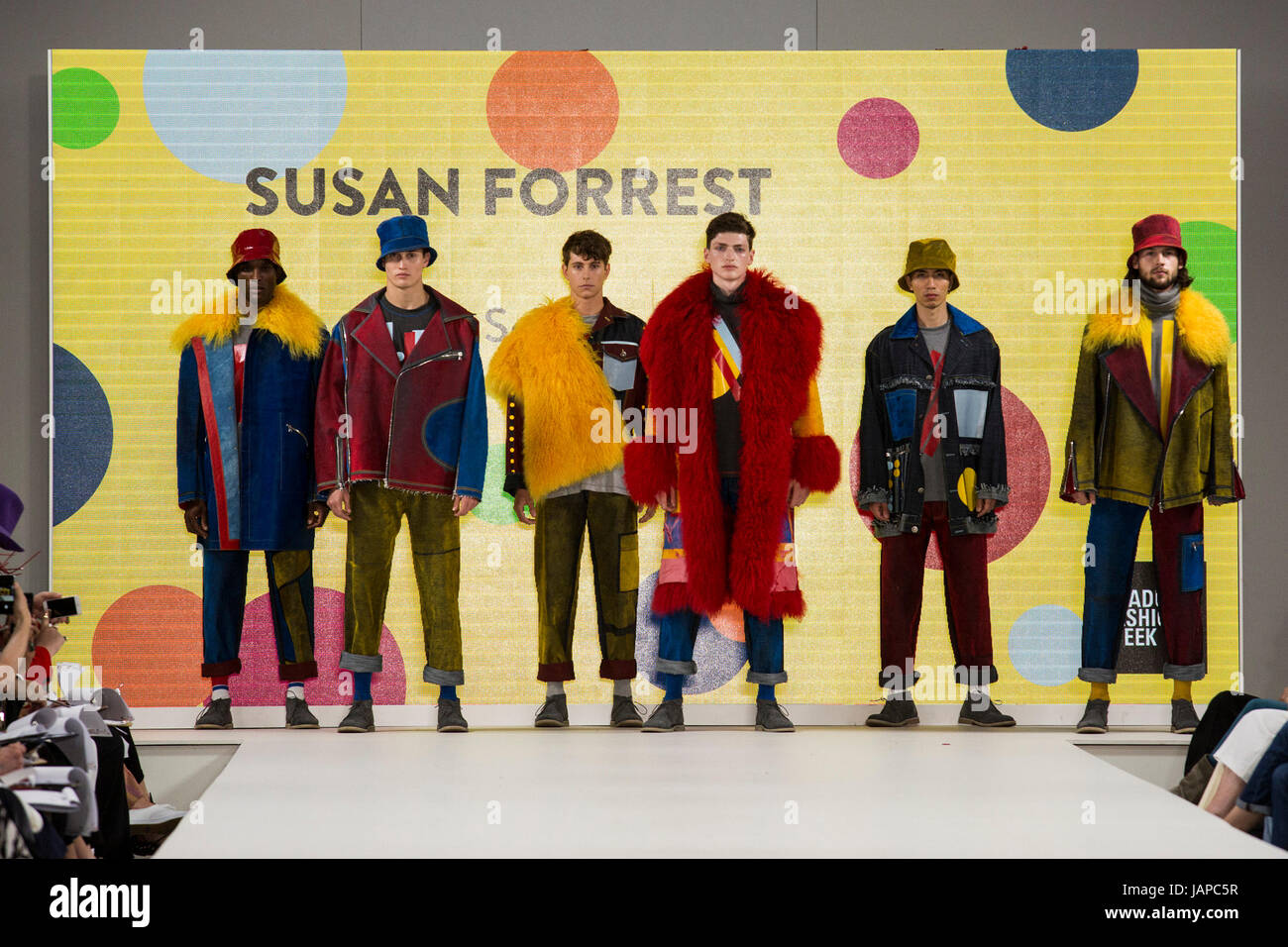 Londra, Regno Unito. Il 7 giugno 2017. Un modello di passeggiate sulla pista che indossa una collezione creata da Susan Forrest da Manchester Scuola di Arte durante il meglio della Graduate Fashion Week 2017 mostra presso la Old Truman Brewery. Graduate Fashion Week è un evento annuale che mette in mostra i laureati recenti' collezioni provenienti dal Regno Unito di moda leader di scuole e corsi universitari in una serie di sfilate e mostre. Foto: CatwalkFashion/Alamy Live News Foto Stock