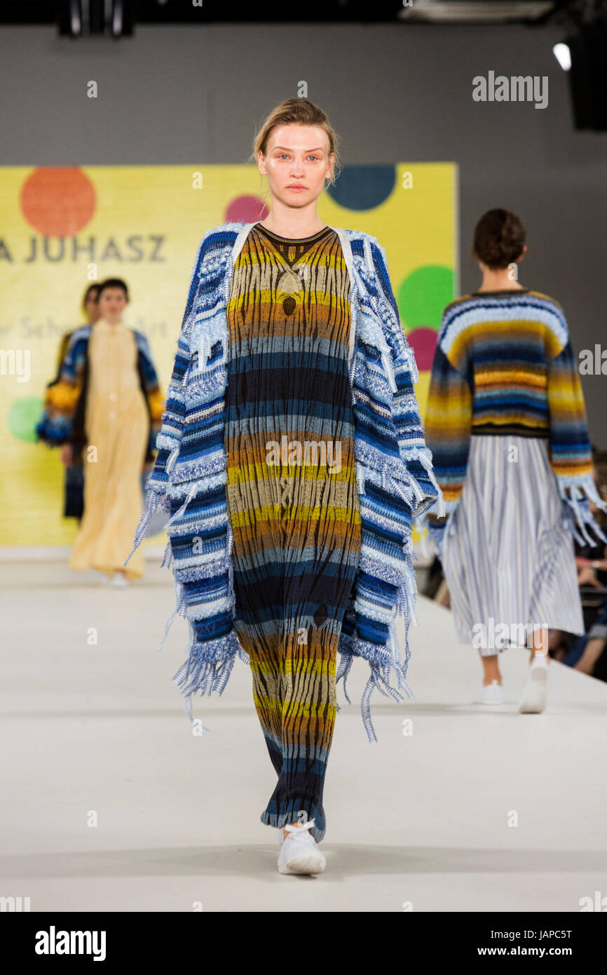 Londra, Regno Unito. Il 7 giugno 2017. Un modello di passeggiate sulla pista che indossa una collezione creata da Zsofia Juhasz da Manchester Scuola di Arte durante il meglio della Graduate Fashion Week 2017 mostra presso la Old Truman Brewery. Graduate Fashion Week è un evento annuale che mette in mostra i laureati recenti' collezioni provenienti dal Regno Unito di moda leader di scuole e corsi universitari in una serie di sfilate e mostre. Foto: CatwalkFashion/Alamy Live News Foto Stock