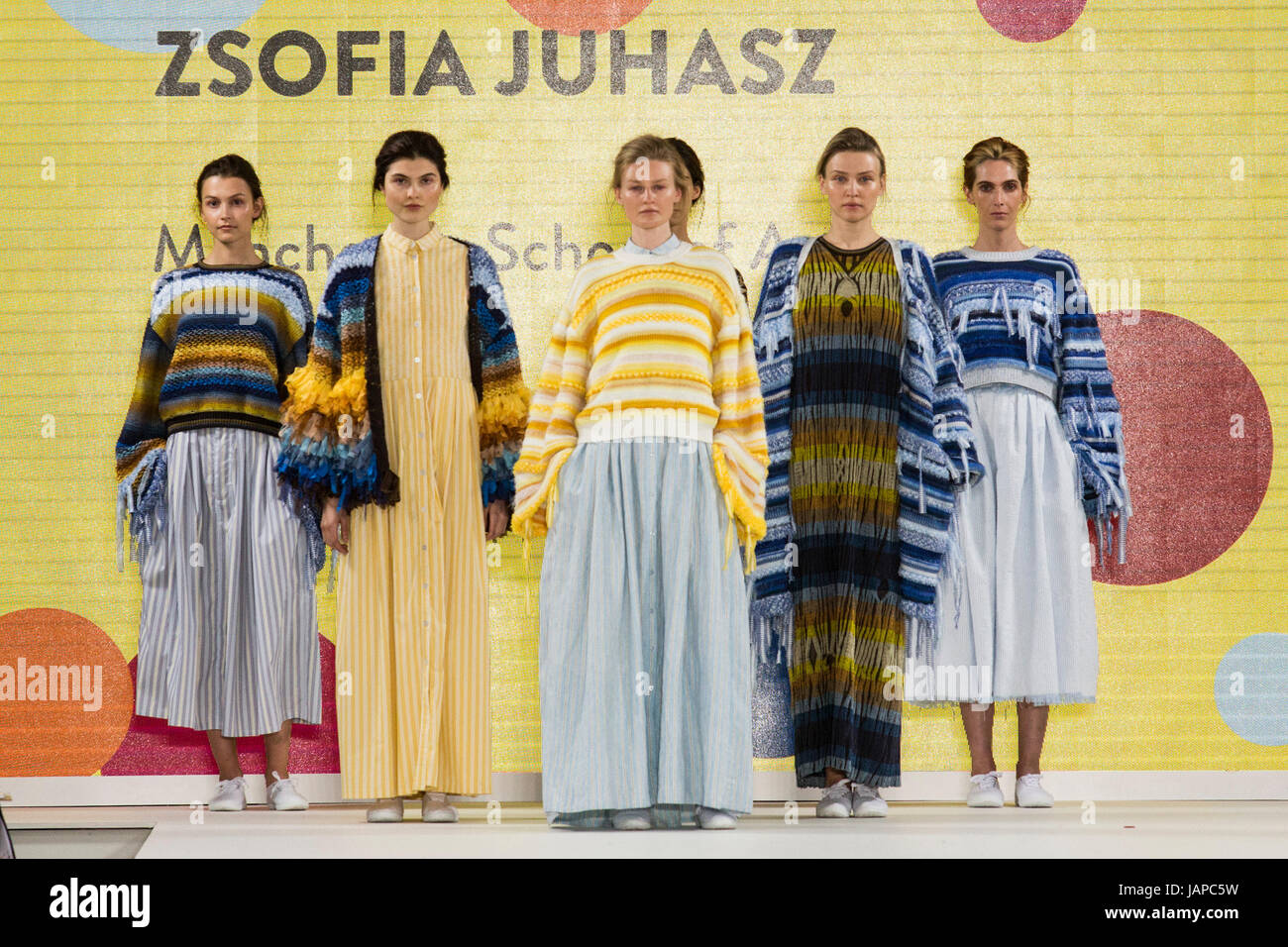 Londra, Regno Unito. Il 7 giugno 2017. Un modello di passeggiate sulla pista che indossa una collezione creata da Zsofia Juhasz da Manchester Scuola di Arte durante il meglio della Graduate Fashion Week 2017 mostra presso la Old Truman Brewery. Graduate Fashion Week è un evento annuale che mette in mostra i laureati recenti' collezioni provenienti dal Regno Unito di moda leader di scuole e corsi universitari in una serie di sfilate e mostre. Foto: CatwalkFashion/Alamy Live News Foto Stock