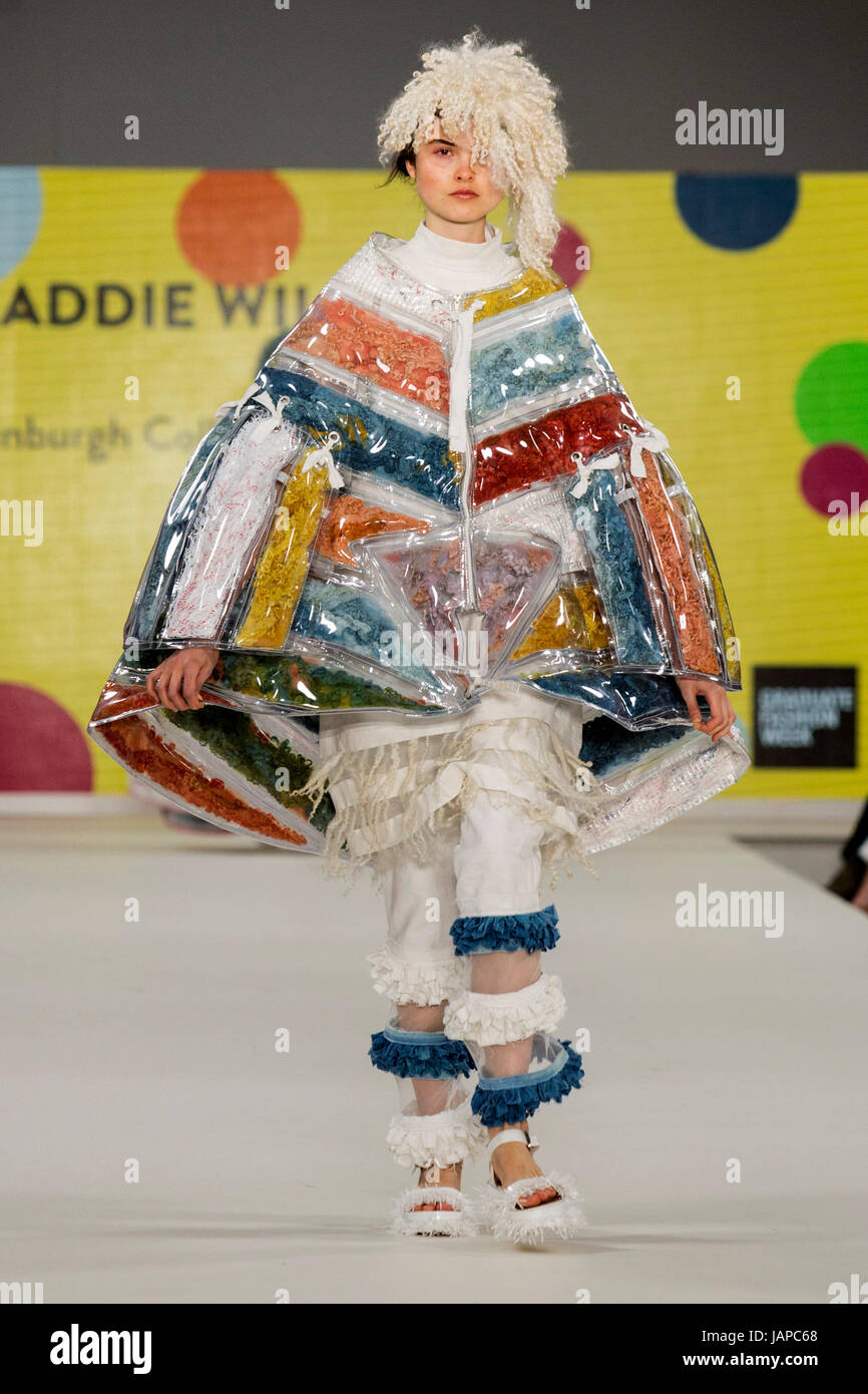 Londra, Regno Unito. Il 7 giugno 2017. Un modello di passeggiate sulla pista che indossa una collezione creata da Maddie Williams da Edinburgh College of Art durante il migliore della Graduate Fashion Week 2017 mostra presso la Old Truman Brewery. Graduate Fashion Week è un evento annuale che mette in mostra i laureati recenti' collezioni provenienti dal Regno Unito di moda leader di scuole e corsi universitari in una serie di sfilate e mostre. Foto: CatwalkFashion/Alamy Live News Foto Stock