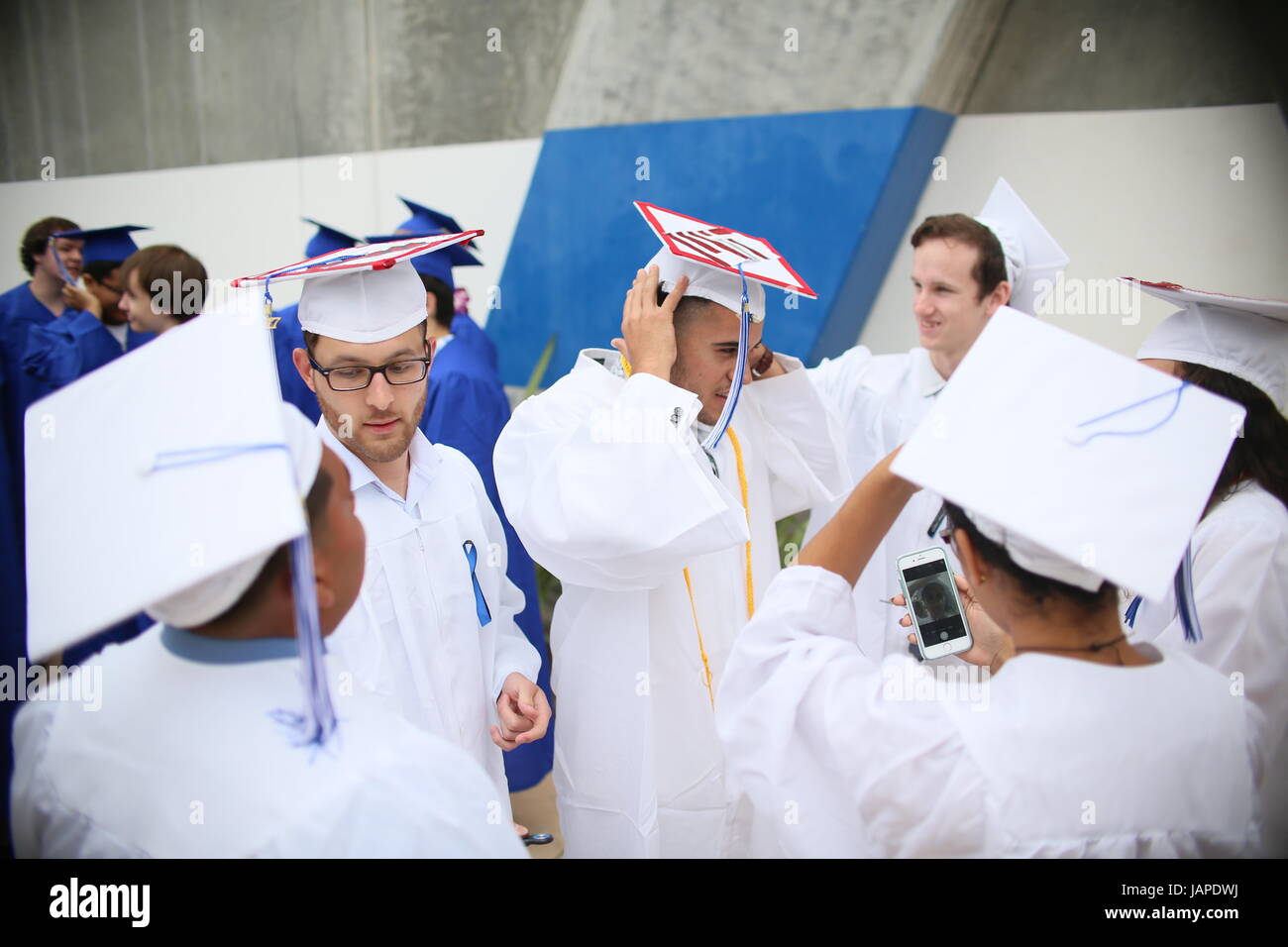 La Jolla, CA, Stati Uniti d'America. Il 7 giugno, 2017. High School Seniors durante il 2017 cerimonia di laurea a La Jolla Paese scuola il giorno venerdì 2 giugno 2017 a La Jolla, CA. Credito: Sandy Huffaker/ZUMA filo/Alamy Live News Foto Stock