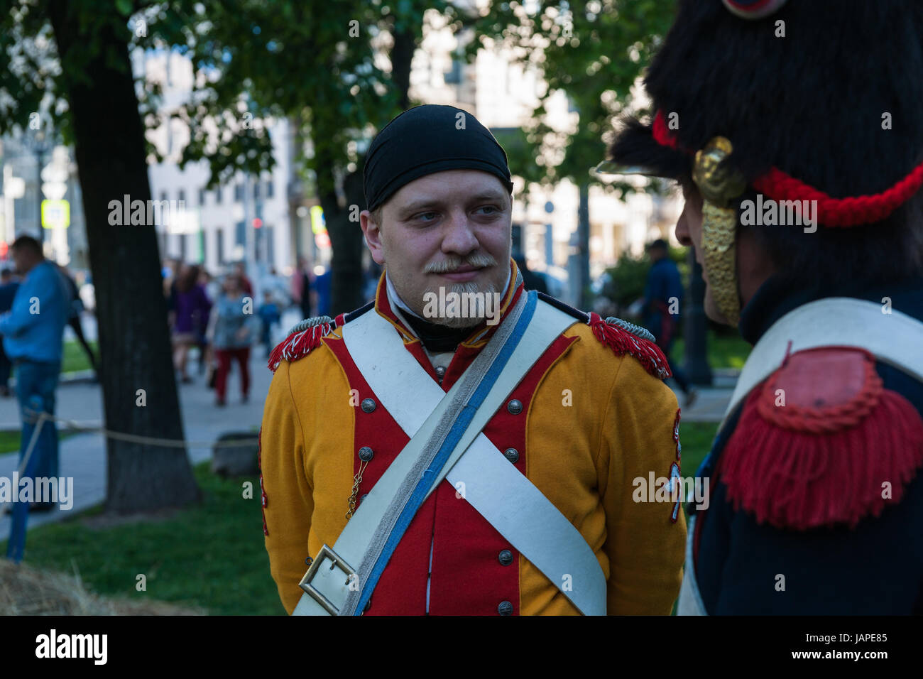 Russia, Mosca. Mercoledì 7 giugno, 2017. Tempi internazionale & epoche apre a Mosca. Aboue 6000 reenactors provenienti da tutto il mondo partecipano a questo 12 il giorno del festival. Essi rappresentano molti periodi della storia dai tempi dell'antica Grecia e Roma al XX secolo su più di 15 aree di festival in tutta la città. Napoleone periodo di guerra area del festival si trova su Strastnoy (nostro signore le passioni) boulevard di Mosca. Unidentified pittoresco soldati dell'esercito di Napoleone camp. Credito: Alex Immagini/Alamy Live News Foto Stock