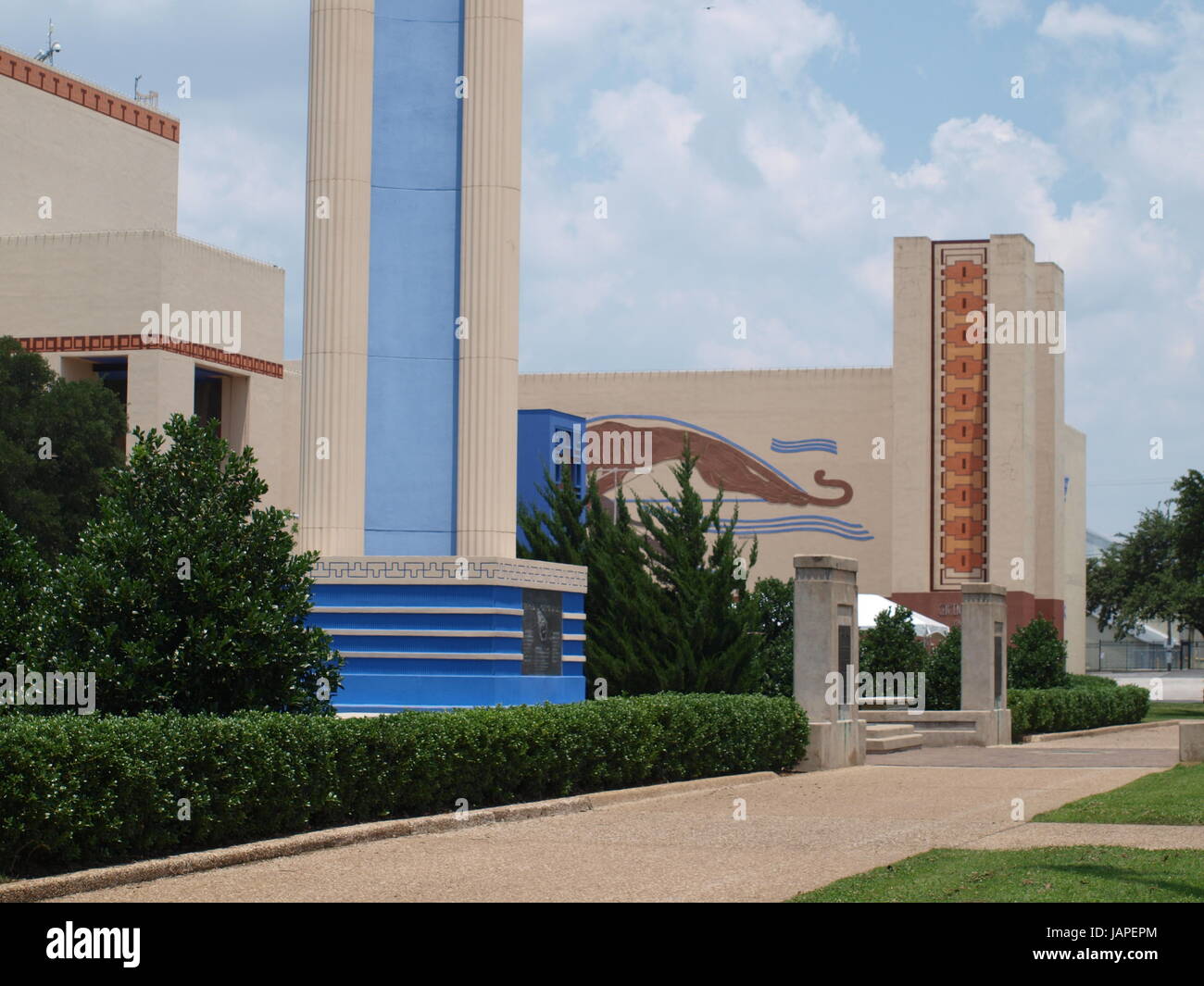 Dallas, Stati Uniti d'America,07th giugno,2017: La Fontana Espanansa di fronte alla sala di Stato al Fair Park, sta subendo una testa a punta la revisione di manutenzione. Questo fine settimana è il gusto annuale di Dallas Salone del Cibo e la luce e acqua di musica spettacolo è nell'aria. credito:dallaspaparazzo/AlamyLive News Foto Stock