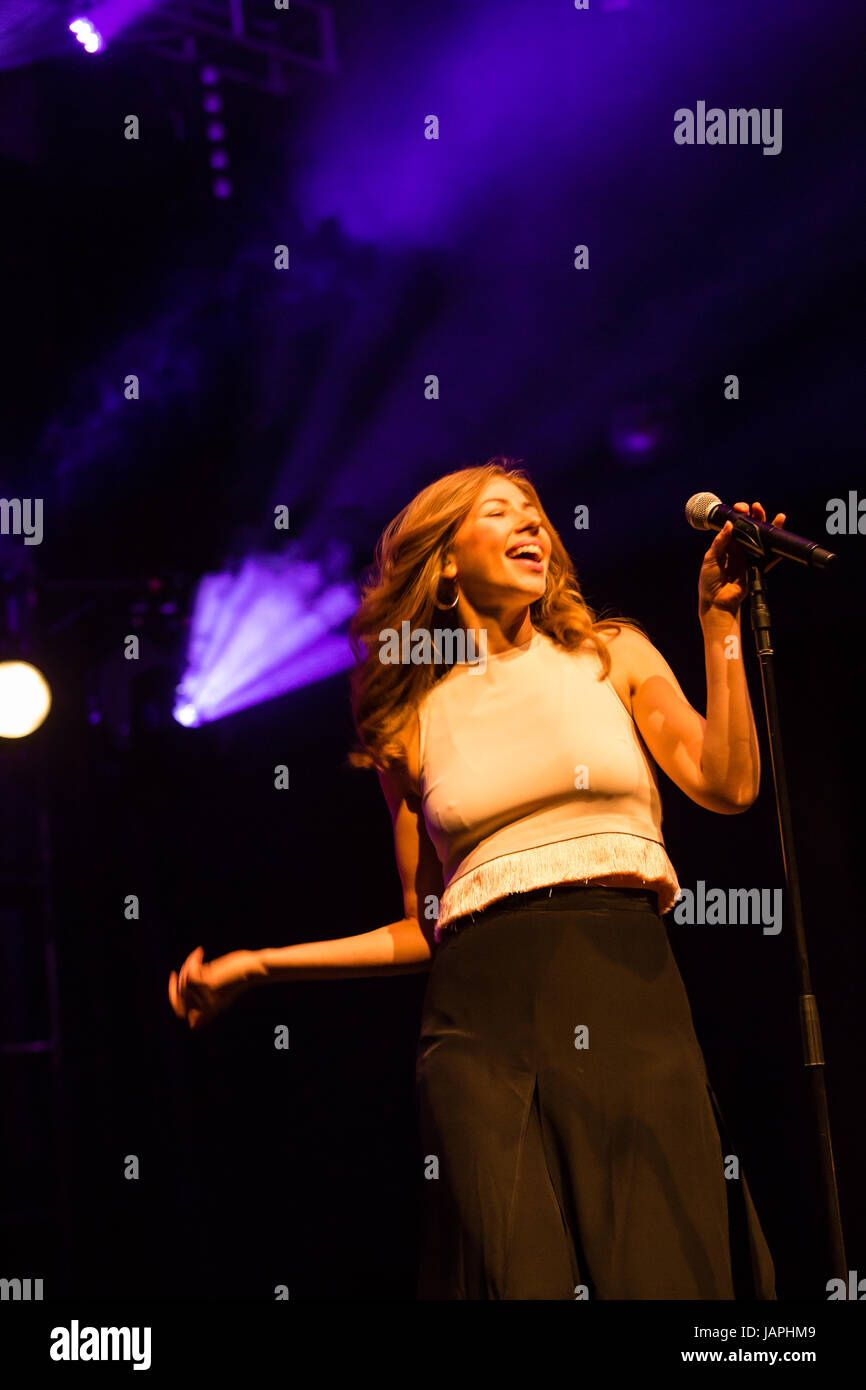 Brookly, NY, STATI UNITI D'AMERICA. 07Th Giugno, 2017. Brooklyn-basato Lake Street Dive ha aperto la stagione 2017 del BRIC Celebrate Brooklyn! Festival presso il Prospect Park Bandshell di un pranzo locale. La band dispone di Rachel prezzo su lead vocals. Credit: Ed Lefkowicz/Alamy Live News Foto Stock