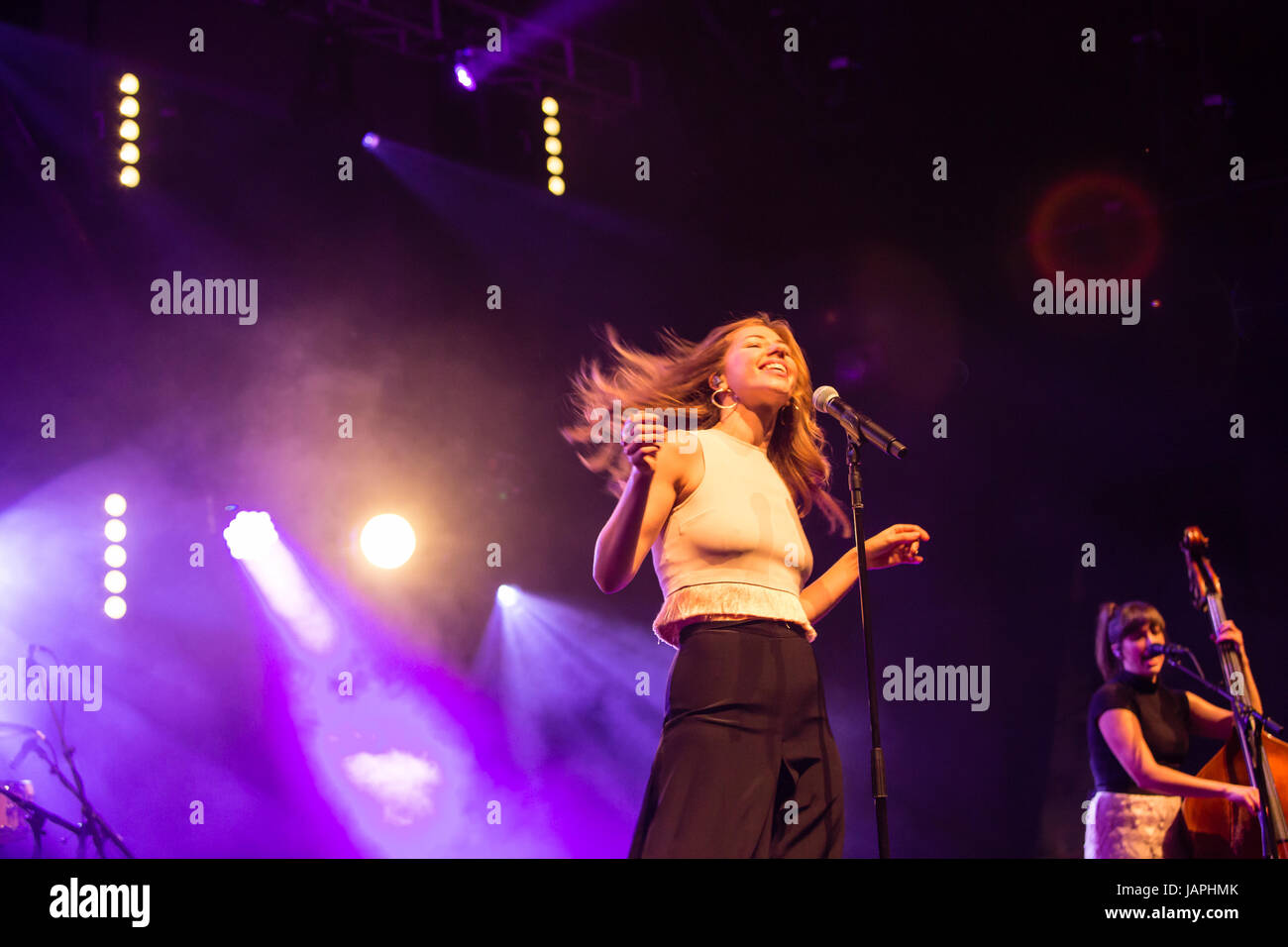 Brookly, NY, STATI UNITI D'AMERICA. 07Th Giugno, 2017. Brooklyn-basato Lake Street Dive ha aperto la stagione 2017 del BRIC Celebrate Brooklyn! Festival presso il Prospect Park Bandshell di un pranzo locale. La band dispone di Rachel prezzo su lead vocals; anche sul palco è il bassista Bridget Kearney. Credit: Ed Lefkowicz/Alamy Live News Foto Stock