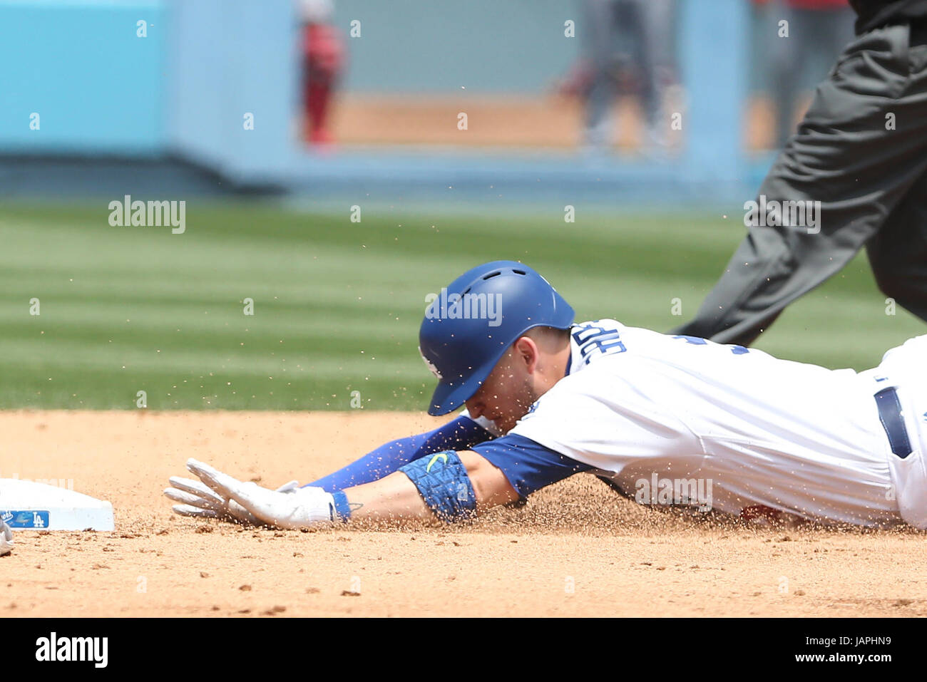 Los Angeles, CA, Stati Uniti d'America. Il 7 giugno, 2017. Los Angeles Dodgers catcher Yasmani Grandal #9 scorre nella seconda base con il nullaosta RBI singolo nella sesta inning di gioco tra i cittadini di Washington e Los Angeles Dodgers, il Dodger Stadium di Los Angeles, CA. Peter Joneleit /CSM/Alamy Live News Foto Stock