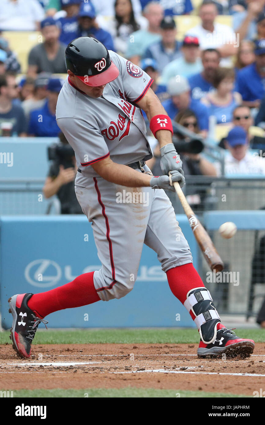 Los Angeles, CA, Stati Uniti d'America. Il 7 giugno, 2017. Washington cittadini primo baseman Ryan Zimmerman #11 si collega alla piastra per un assolo di Omero nel gioco tra i cittadini di Washington e Los Angeles Dodgers, il Dodger Stadium di Los Angeles, CA. Peter Joneleit /CSM/Alamy Live News Foto Stock