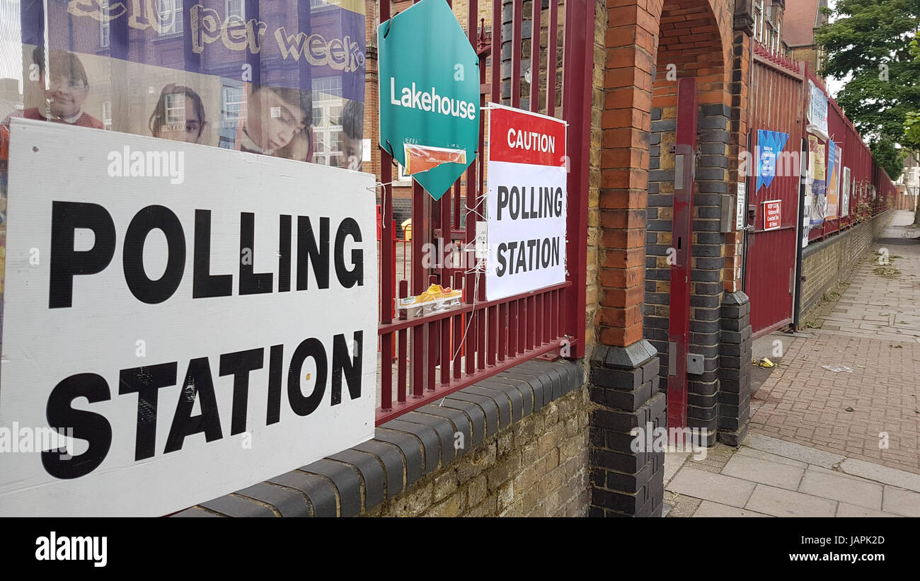 Londra, Regno Unito. 8 Giugno, 2017stazione di polling signage fuori scuola Sandringham a Newham avanti del Regno Unito le elezioni parlamentari Credito: David mbiyu/Alamy Live News Foto Stock