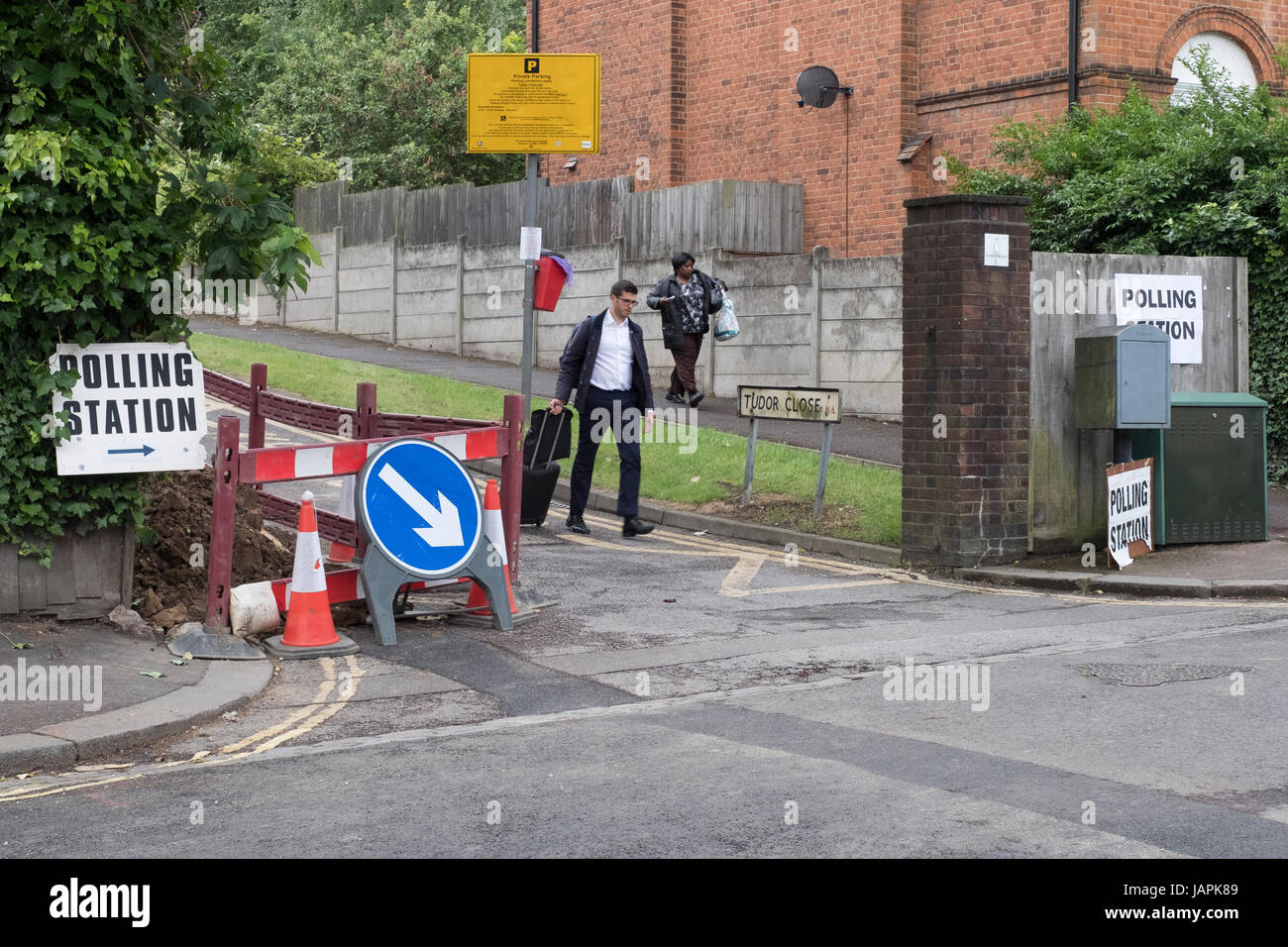 Haringey, Londra, Regno Unito. 8 Giugno, 2017. Gli elettori passano segnaletica che conduce ad un Haringey portatile stazione di polling, Londra, UK Credit: Thomas Carver/Alamy Live News Foto Stock