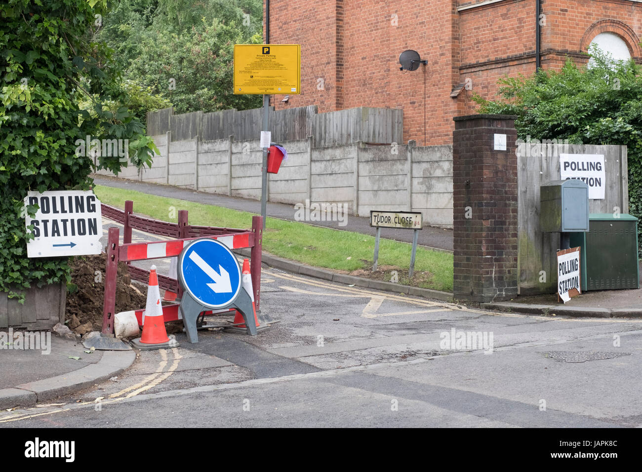 Haringey, Londra, Regno Unito. 8 Giugno, 2017. Segni al di fuori di un seggio nel North London Borough of Haringey, Londra, UK Credit: Thomas Carver/Alamy Live News Foto Stock