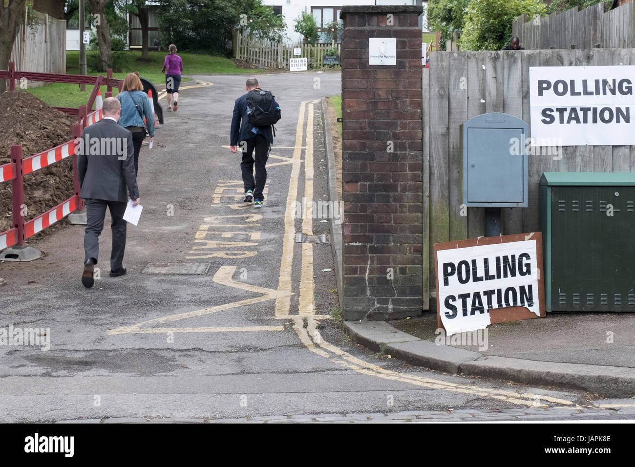 Haringey, Londra, Regno Unito. 8 Giugno, 2017. Gli elettori passano segnaletica che conduce ad un Haringey portatile stazione di polling, Londra, UK Credit: Thomas Carver/Alamy Live News Foto Stock