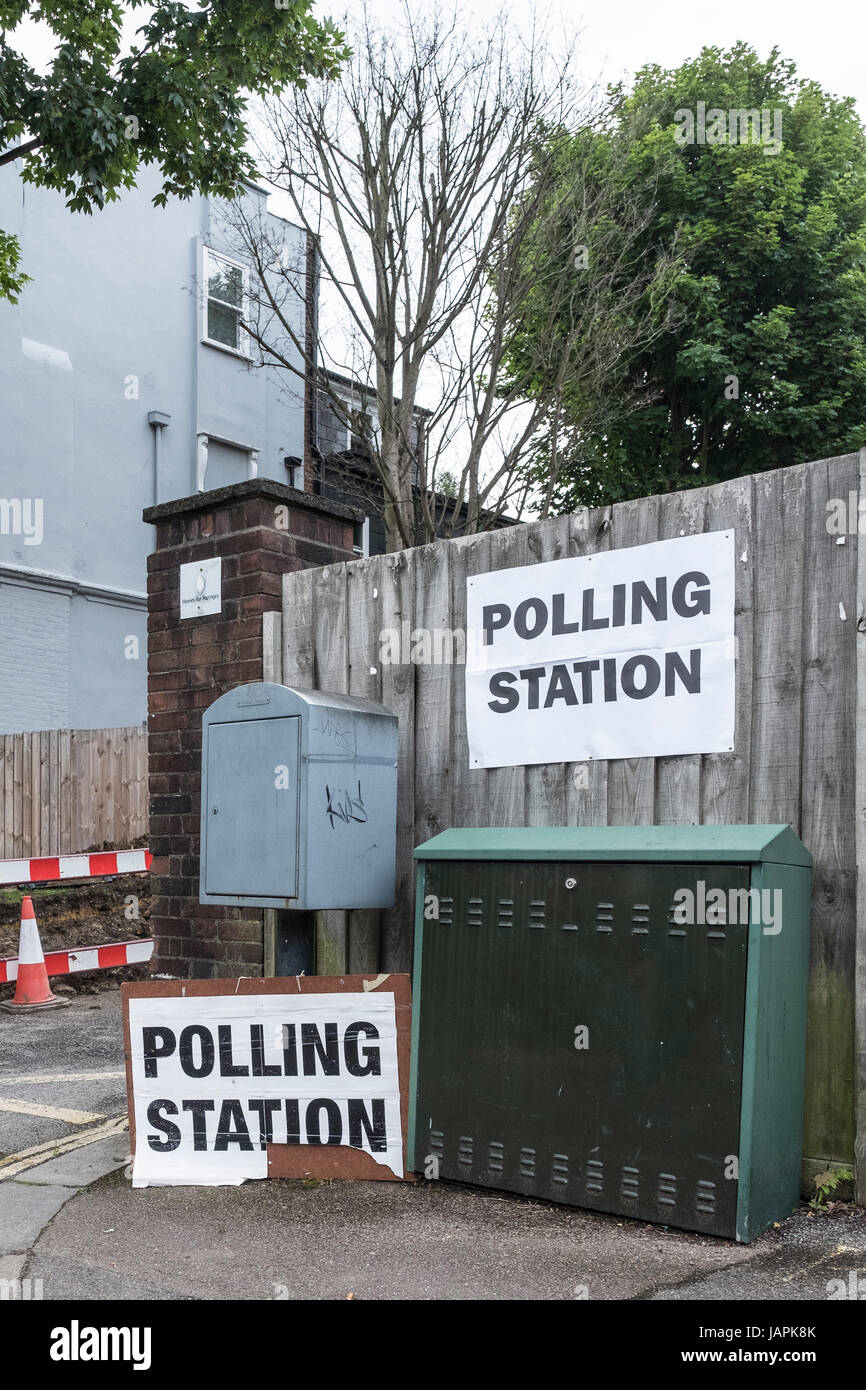 Haringey, Londra, Regno Unito. 8 Giugno, 2017. Segni al di fuori di un seggio nel North London Borough of Haringey, Londra, UK Credit: Thomas Carver/Alamy Live News Foto Stock