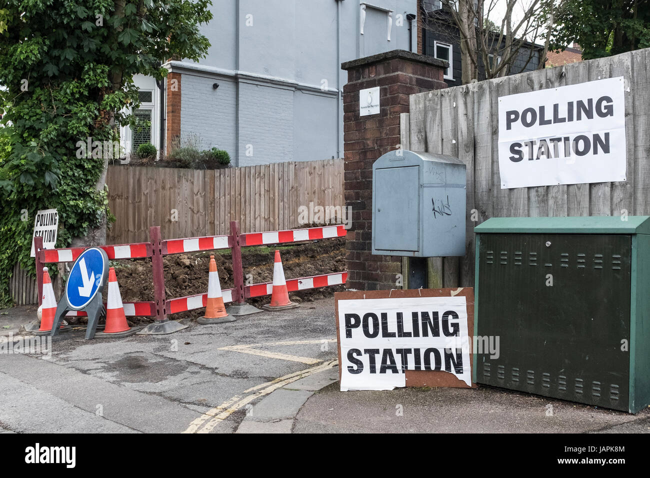 Haringey, Londra, Regno Unito. 8 Giugno, 2017. Segni al di fuori di un seggio nel North London Borough of Haringey, Londra, UK Credit: Thomas Carver/Alamy Live News Foto Stock