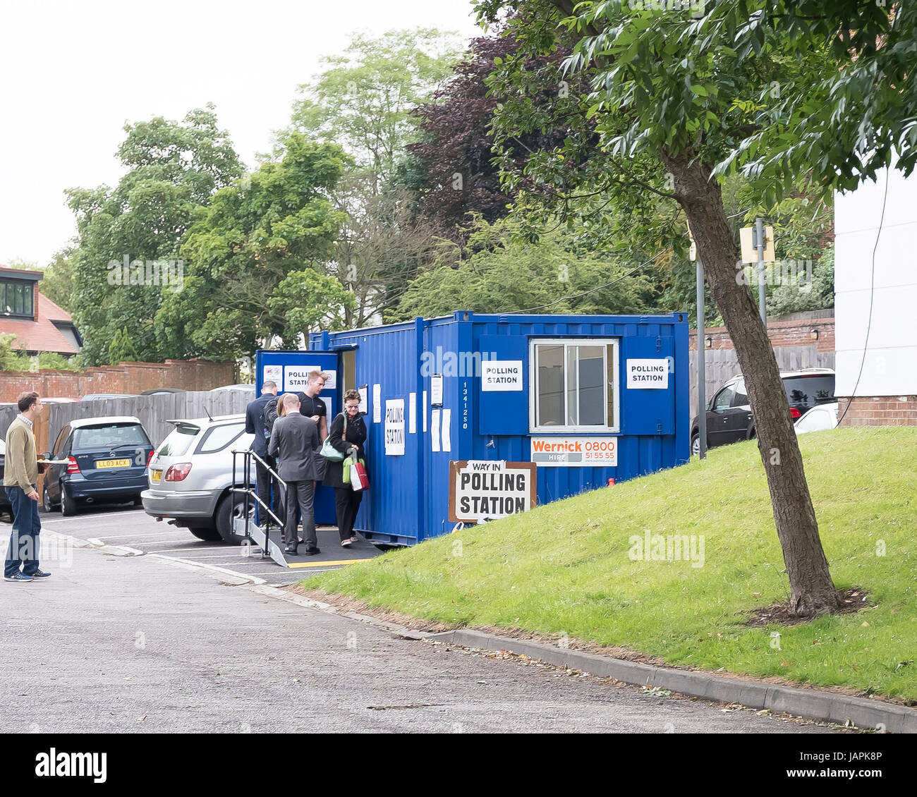 Londra, Regno Unito. 8 Giugno, 2017. Gli elettori di attendere pazientemente al di fuori di un portatile di stazione di polling nel North London Borough of Haringey, Londra, UK Credit: Thomas Carver/Alamy Live News Foto Stock