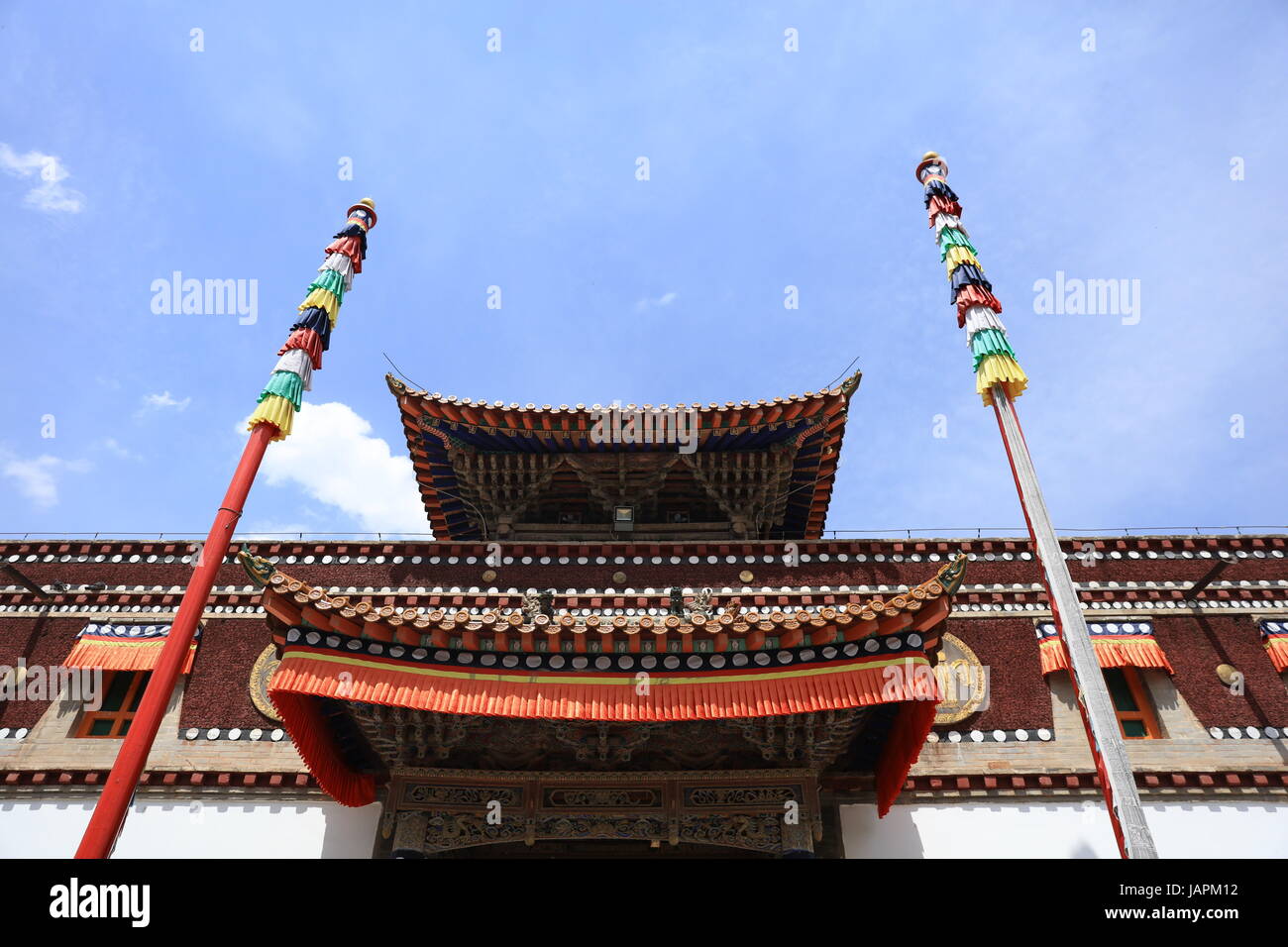 7 giugno 2017 - Xining, Xining, Cina - Xining, CINA-7 Giugno 2017: (solo uso editoriale. Cina fuori) ..Il monastero di catrame, uno dei sei più importanti monasteri del Gelukpa (cappello giallo) Scuola di Buddismo tibetano, è un ampio complesso con dozzine di sale e torri sul versante di una montagna in entrambi i tibetani e Han stili architettonici. Situato nella contea di Huangzhong, 25 chilometri da Xining, a nord-ovest della Cina di Provincia di Qinghai, il monastero fu costruito nel 1560 in onore del fondatore della scuola Gelukpa, Tzong Khapa. È conosciuto per le sue numerose sculture di burro, pitture murali e barbolas che completamente Foto Stock