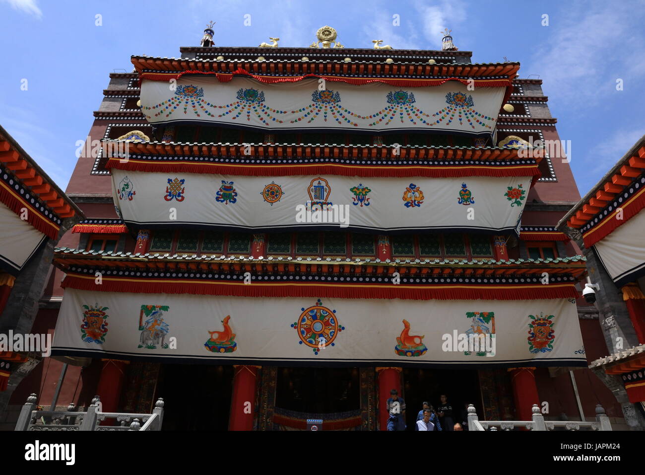 7 giugno 2017 - Xining, Xining, Cina - Xining, CINA-7 Giugno 2017: (solo uso editoriale. Cina fuori) ..Il monastero di catrame, uno dei sei più importanti monasteri del Gelukpa (cappello giallo) Scuola di Buddismo tibetano, è un ampio complesso con dozzine di sale e torri sul versante di una montagna in entrambi i tibetani e Han stili architettonici. Situato nella contea di Huangzhong, 25 chilometri da Xining, a nord-ovest della Cina di Provincia di Qinghai, il monastero fu costruito nel 1560 in onore del fondatore della scuola Gelukpa, Tzong Khapa. È conosciuto per le sue numerose sculture di burro, pitture murali e barbolas che completamente Foto Stock
