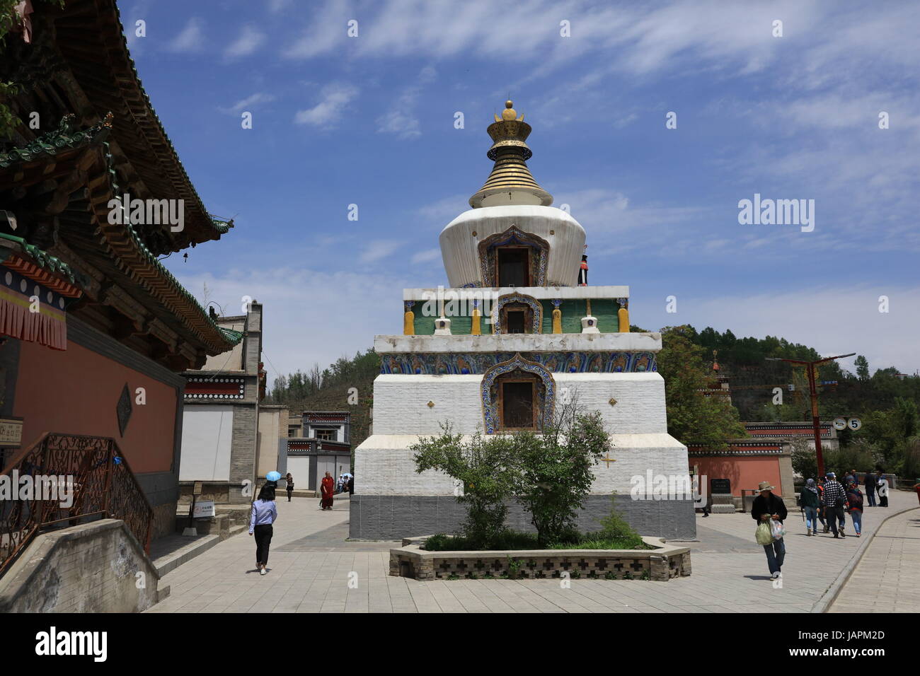 7 giugno 2017 - Xining, Xining, Cina - Xining, CINA-7 Giugno 2017: (solo uso editoriale. Cina fuori) ..Il monastero di catrame, uno dei sei più importanti monasteri del Gelukpa (cappello giallo) Scuola di Buddismo tibetano, è un ampio complesso con dozzine di sale e torri sul versante di una montagna in entrambi i tibetani e Han stili architettonici. Situato nella contea di Huangzhong, 25 chilometri da Xining, a nord-ovest della Cina di Provincia di Qinghai, il monastero fu costruito nel 1560 in onore del fondatore della scuola Gelukpa, Tzong Khapa. È conosciuto per le sue numerose sculture di burro, pitture murali e barbolas che completamente Foto Stock