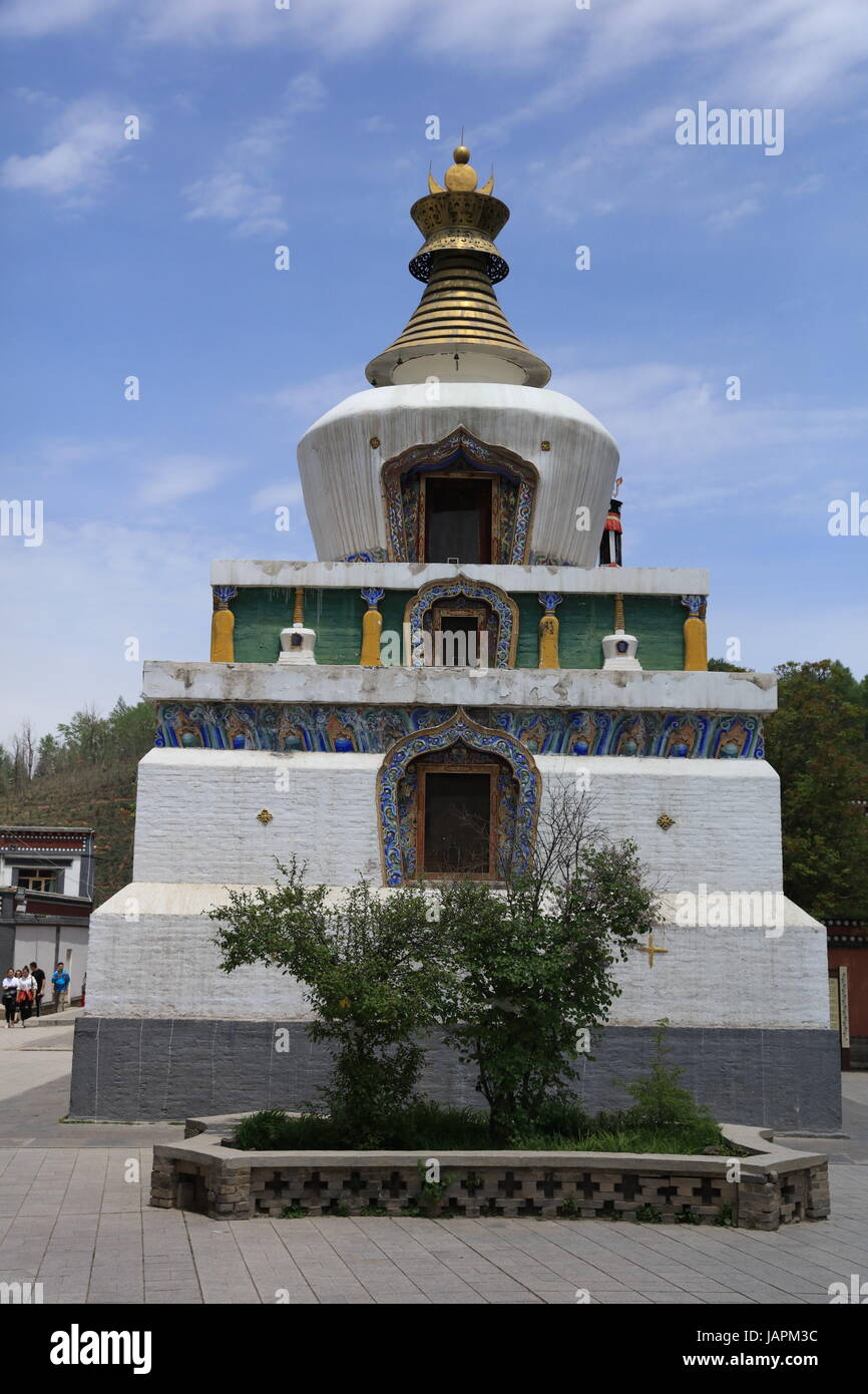 7 giugno 2017 - Xining, Xining, Cina - Xining, CINA-7 Giugno 2017: (solo uso editoriale. Cina fuori) ..Il monastero di catrame, uno dei sei più importanti monasteri del Gelukpa (cappello giallo) Scuola di Buddismo tibetano, è un ampio complesso con dozzine di sale e torri sul versante di una montagna in entrambi i tibetani e Han stili architettonici. Situato nella contea di Huangzhong, 25 chilometri da Xining, a nord-ovest della Cina di Provincia di Qinghai, il monastero fu costruito nel 1560 in onore del fondatore della scuola Gelukpa, Tzong Khapa. È conosciuto per le sue numerose sculture di burro, pitture murali e barbolas che completamente Foto Stock