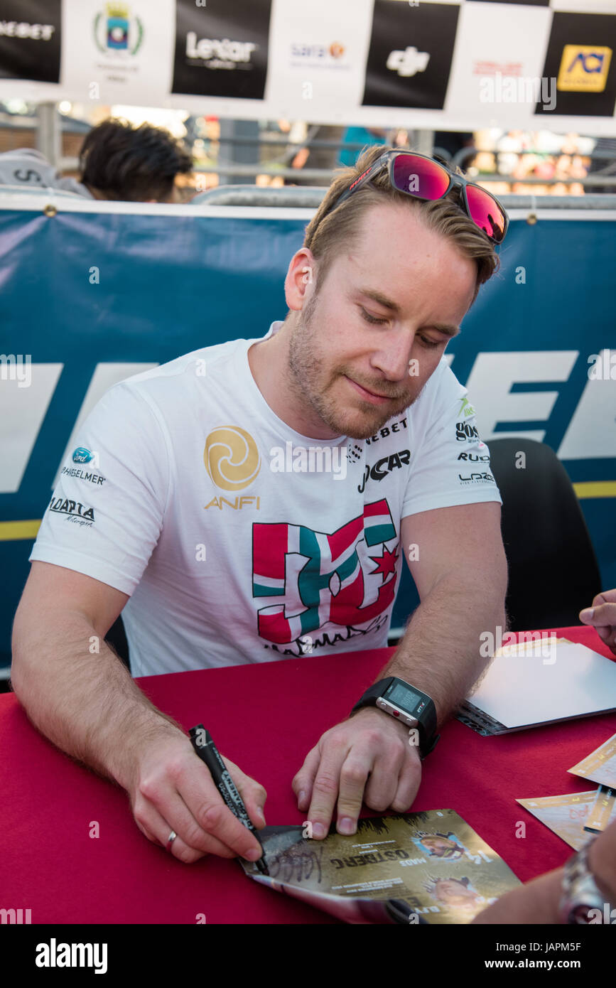 Alghero, Italia, 7 giugno 2017. Rally d'Italia Sardegna 2017, settima tappa del FIA World Rally Championship. Autista Mads Ostberg della Norvegia nel corso di una sessione di autografi. Credito: Giacomo Altamira/Alamy Live News Credito: Giacomo Altamira/Alamy Live News Foto Stock