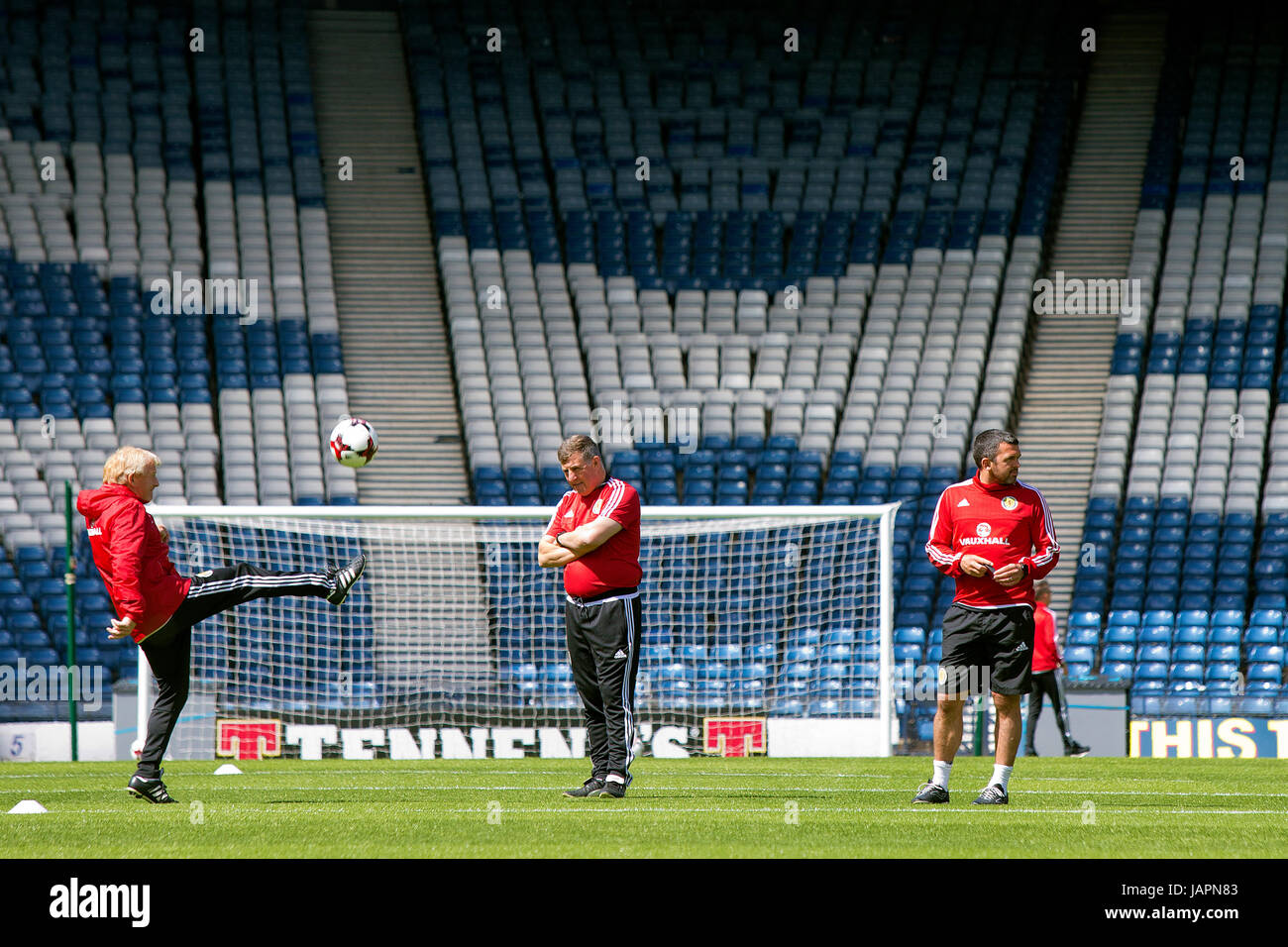 Scozia manager Gordon Strachan (sinistra) calci la palla durante la sessione di formazione all'Hampden Park, Glasgow. Foto Stock