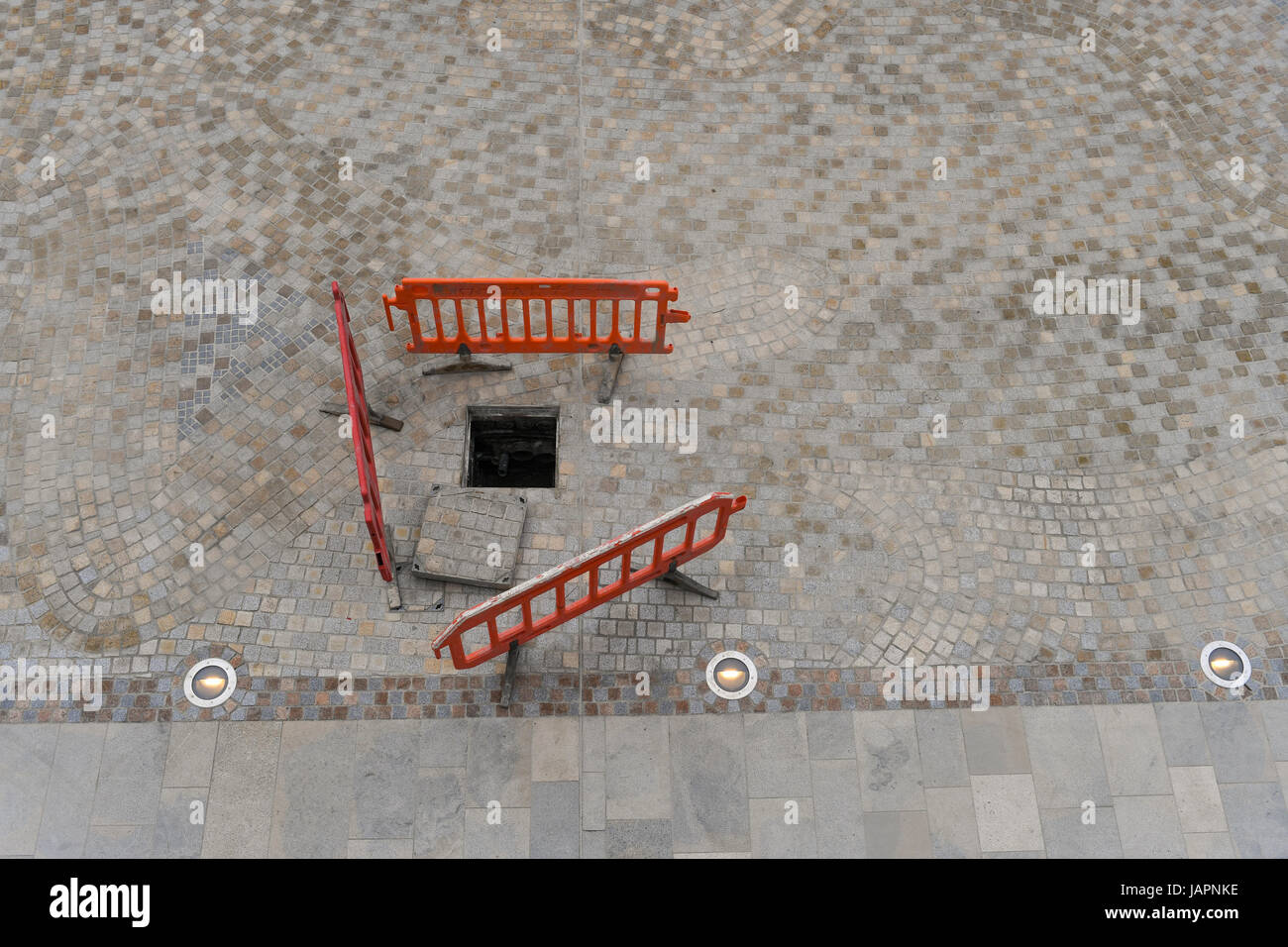 Recinzioni intorno a un foro di arresto di una persona dalla caduta in parte da un'apertura lasciata libera, un'immagine che potrebbe essere utilizzato per molte applicazioni Foto Stock