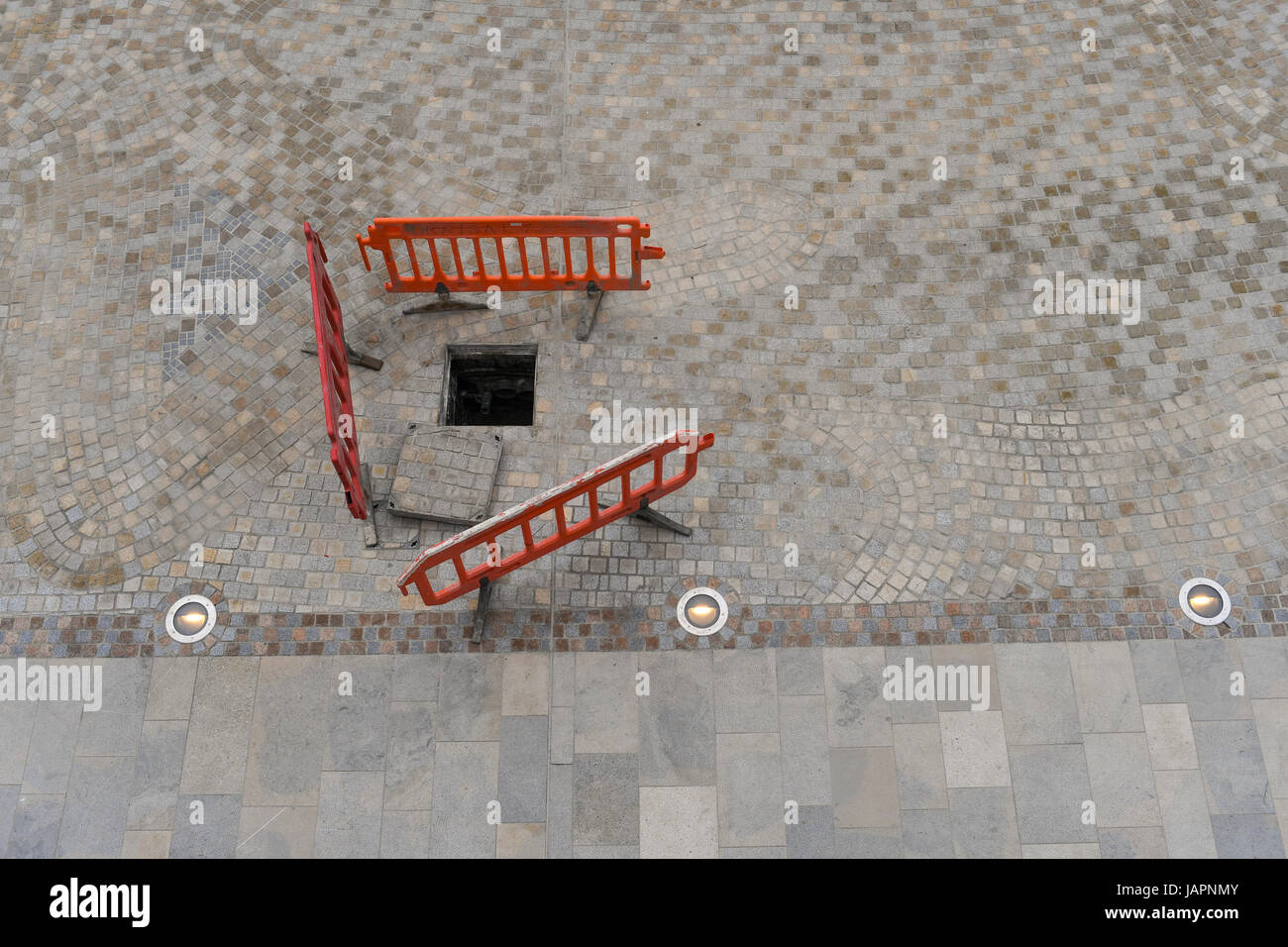 Recinzioni intorno a un foro di arresto di una persona dalla caduta in parte da un'apertura lasciata libera, un'immagine che potrebbe essere utilizzato per molte applicazioni Foto Stock
