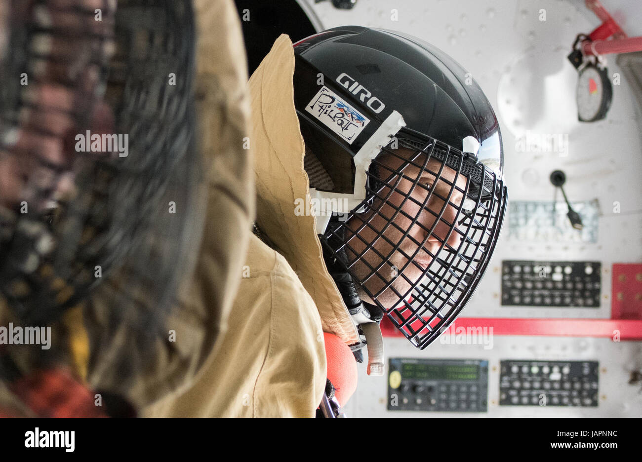 Stati Uniti Dipartimento di Interior smokejumper Andy Plaza studi terra 3.000 piedi sotto per acquisire familiarità con il terreno, Indicatori meteo, condizioni di incendio e zona di atterraggio marcatore, durante la sua competenza ricorrenti jump, che ha dato origine a livello nazionale tra le agenzie del centro di fuoco grande bacino Smokejumpers facility Giugno 2, 2017 a Boise, Idaho. Foto Stock