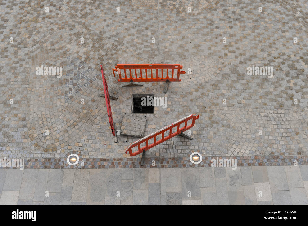Recinzioni intorno a un foro di arresto di una persona dalla caduta in parte da un'apertura lasciata libera, un'immagine che potrebbe essere utilizzato per molte applicazioni Foto Stock