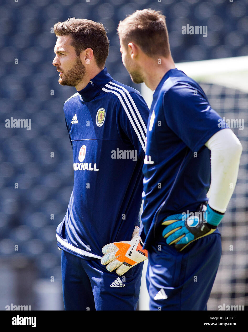 Della Scozia Gordon Craig (sinistra) durante la sessione di formazione all'Hampden Park, Glasgow. Stampa foto di associazione. Picture Data: mercoledì 7 giugno 2017. Vedere PA storia SOCCER Scozia. Foto di credito dovrebbe leggere: Kirk O'Rourke/filo PA. Restrizioni: Utilizzo soggetto a restrizioni. Solo uso editoriale. Uso commerciale solo con il preventivo consenso scritto della Scozia. Foto Stock