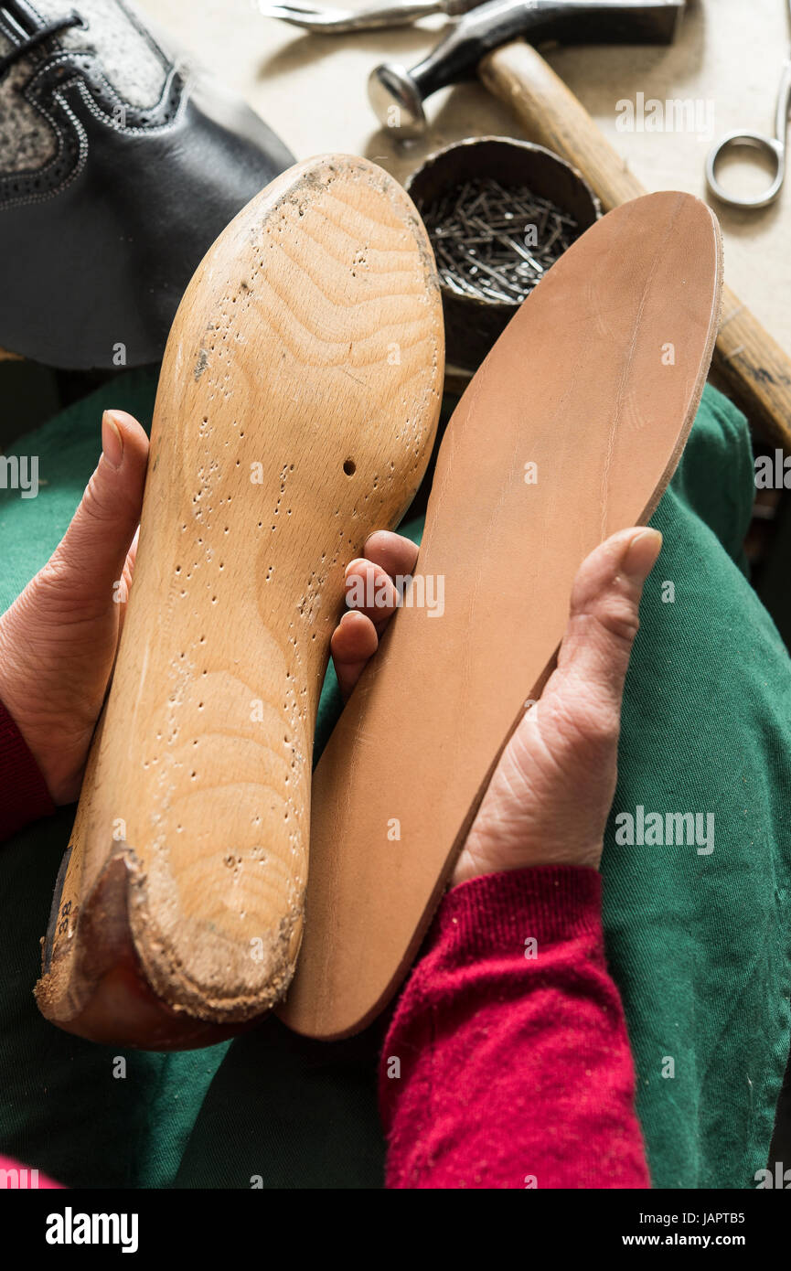 Calzolaio, mani ultimo in legno interno e suola in cuoio, Kainisch, Stiria, Austria Foto Stock