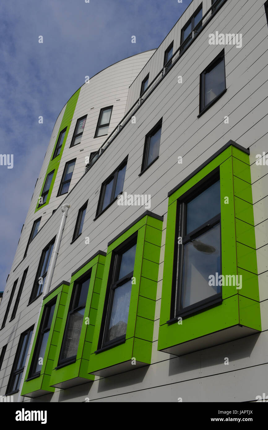 Colpisce il verde e il rivestimento bianco su Southampton city building Foto Stock