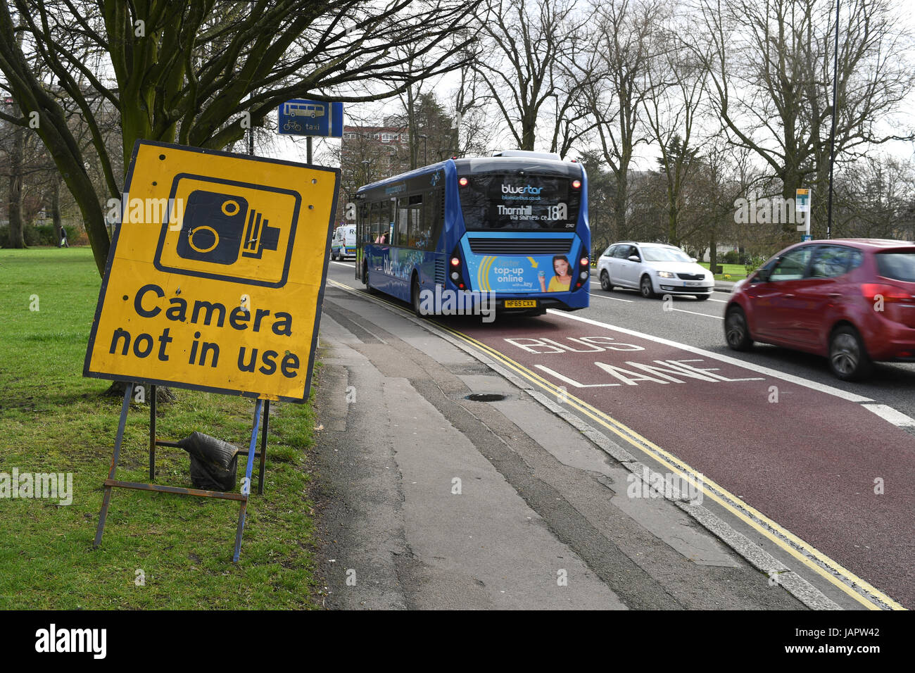 Corsia degli autobus di traffico non della fotocamera in uso segno Foto Stock